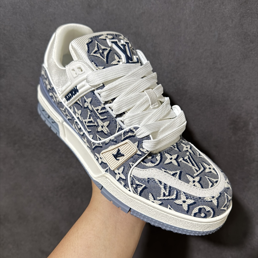图片[3]-【性价比礼盒版】Louis Vuitton LV Trainer系列高奢运动鞋潮人必备单品 同步ZP官网空胶工艺 挂饰均镶嵌NFC芯片感应装置 正确胶片断点式设计 中底正确还原原版油印字母比例 1：1原楦格板、楦头、刀磨全新升级！ 独家订制顶级压纹麂皮 原版开模TPU大底 质感原版一致 垫脚聚米微料加透气英伦网布 细节完美呈现！ 尺码：35-47-选品中心