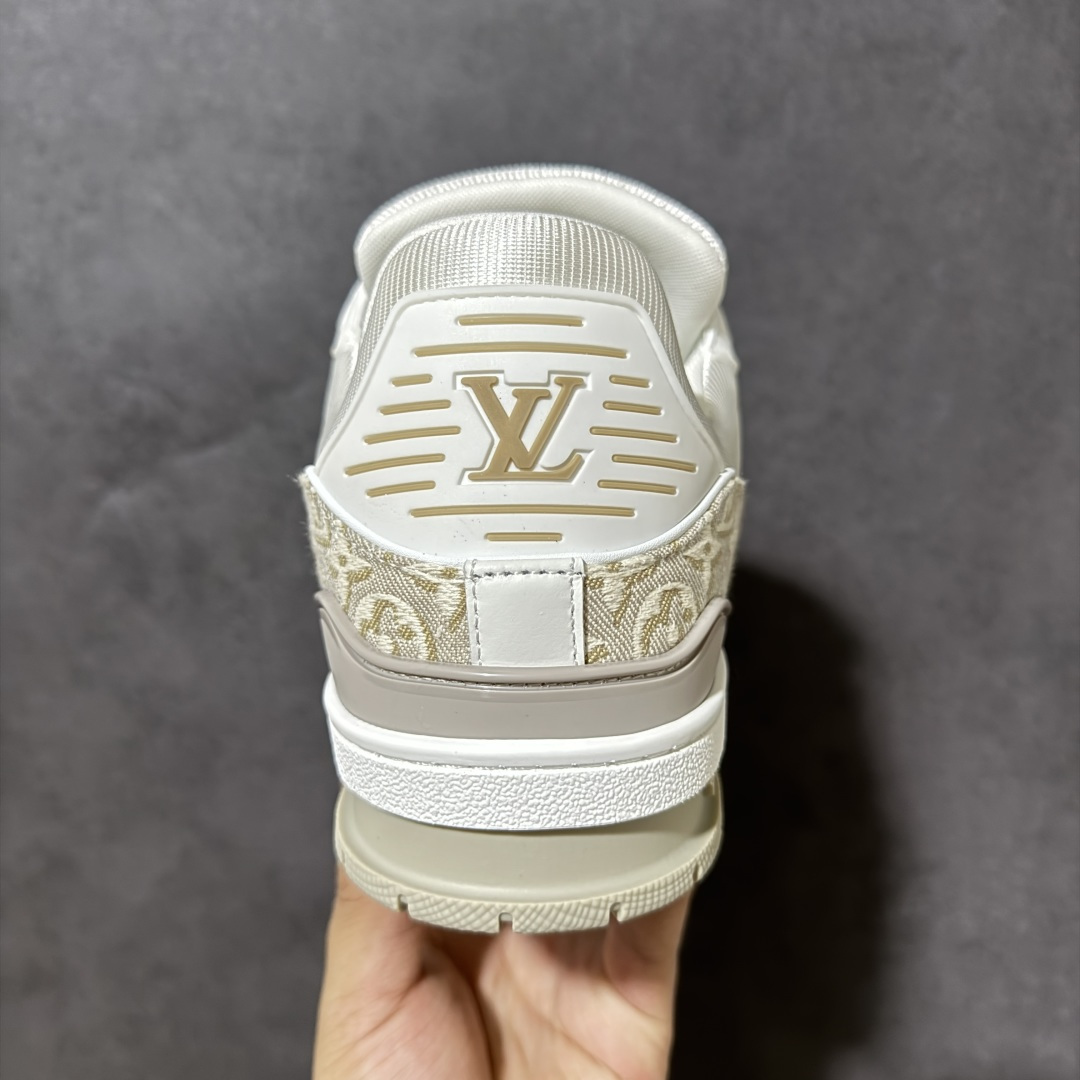 图片[4]-【性价比礼盒版】Louis Vuitton LV Trainer系列高奢运动鞋潮人必备单品 同步ZP官网空胶工艺 挂饰均镶嵌NFC芯片感应装置 正确胶片断点式设计 中底正确还原原版油印字母比例 1：1原楦格板、楦头、刀磨全新升级！ 独家订制顶级压纹麂皮 原版开模TPU大底 质感原版一致 垫脚聚米微料加透气英伦网布 细节完美呈现！ 尺码：35-47-选品中心