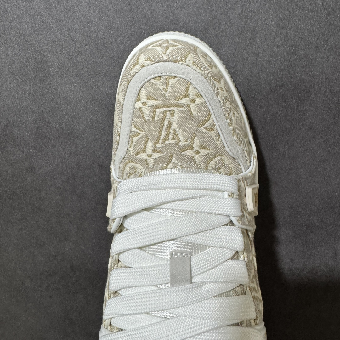 图片[5]-【性价比礼盒版】Louis Vuitton LV Trainer系列高奢运动鞋潮人必备单品 同步ZP官网空胶工艺 挂饰均镶嵌NFC芯片感应装置 正确胶片断点式设计 中底正确还原原版油印字母比例 1：1原楦格板、楦头、刀磨全新升级！ 独家订制顶级压纹麂皮 原版开模TPU大底 质感原版一致 垫脚聚米微料加透气英伦网布 细节完美呈现！ 尺码：35-47-选品中心