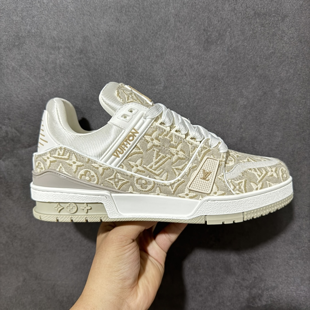 【性价比礼盒版】Louis Vuitton LV Trainer系列高奢运动鞋潮人必备单品 同步ZP官网空胶工艺 挂饰均镶嵌NFC芯片感应装置 正确胶片断点式设计 中底正确还原原版油印字母比例 1:1原楦格板、楦头、刀磨全新升级! 独家订制顶级压纹麂皮 原版开模TPU大底 质感原版一致 垫脚聚米微料加透气英伦网布 细节完美呈现! 尺码:35-47-选品中心