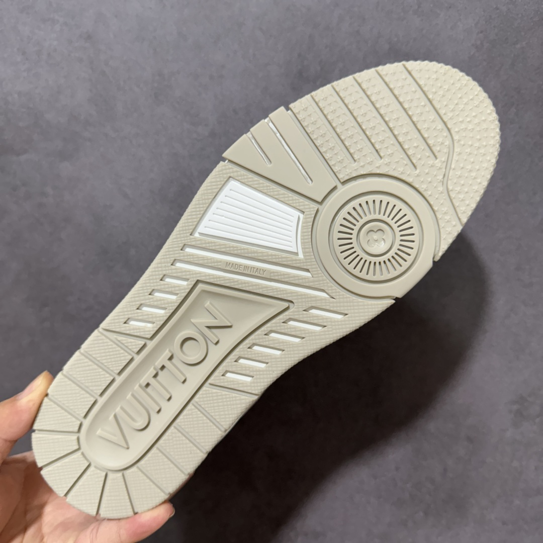 图片[9]-【性价比礼盒版】Louis Vuitton LV Trainer系列高奢运动鞋潮人必备单品 同步ZP官网空胶工艺 挂饰均镶嵌NFC芯片感应装置 正确胶片断点式设计 中底正确还原原版油印字母比例 1：1原楦格板、楦头、刀磨全新升级！ 独家订制顶级压纹麂皮 原版开模TPU大底 质感原版一致 垫脚聚米微料加透气英伦网布 细节完美呈现！ 尺码：35-47-选品中心