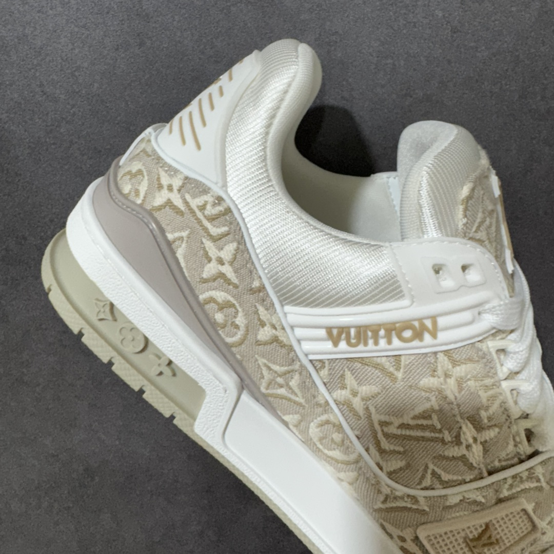 图片[7]-【性价比礼盒版】Louis Vuitton LV Trainer系列高奢运动鞋潮人必备单品 同步ZP官网空胶工艺 挂饰均镶嵌NFC芯片感应装置 正确胶片断点式设计 中底正确还原原版油印字母比例 1：1原楦格板、楦头、刀磨全新升级！ 独家订制顶级压纹麂皮 原版开模TPU大底 质感原版一致 垫脚聚米微料加透气英伦网布 细节完美呈现！ 尺码：35-47-选品中心