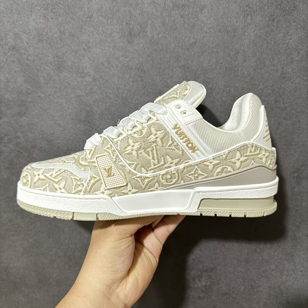 图片[2]-【性价比礼盒版】Louis Vuitton LV Trainer系列高奢运动鞋潮人必备单品 同步ZP官网空胶工艺 挂饰均镶嵌NFC芯片感应装置 正确胶片断点式设计 中底正确还原原版油印字母比例 1：1原楦格板、楦头、刀磨全新升级！ 独家订制顶级压纹麂皮 原版开模TPU大底 质感原版一致 垫脚聚米微料加透气英伦网布 细节完美呈现！ 尺码：35-47-选品中心