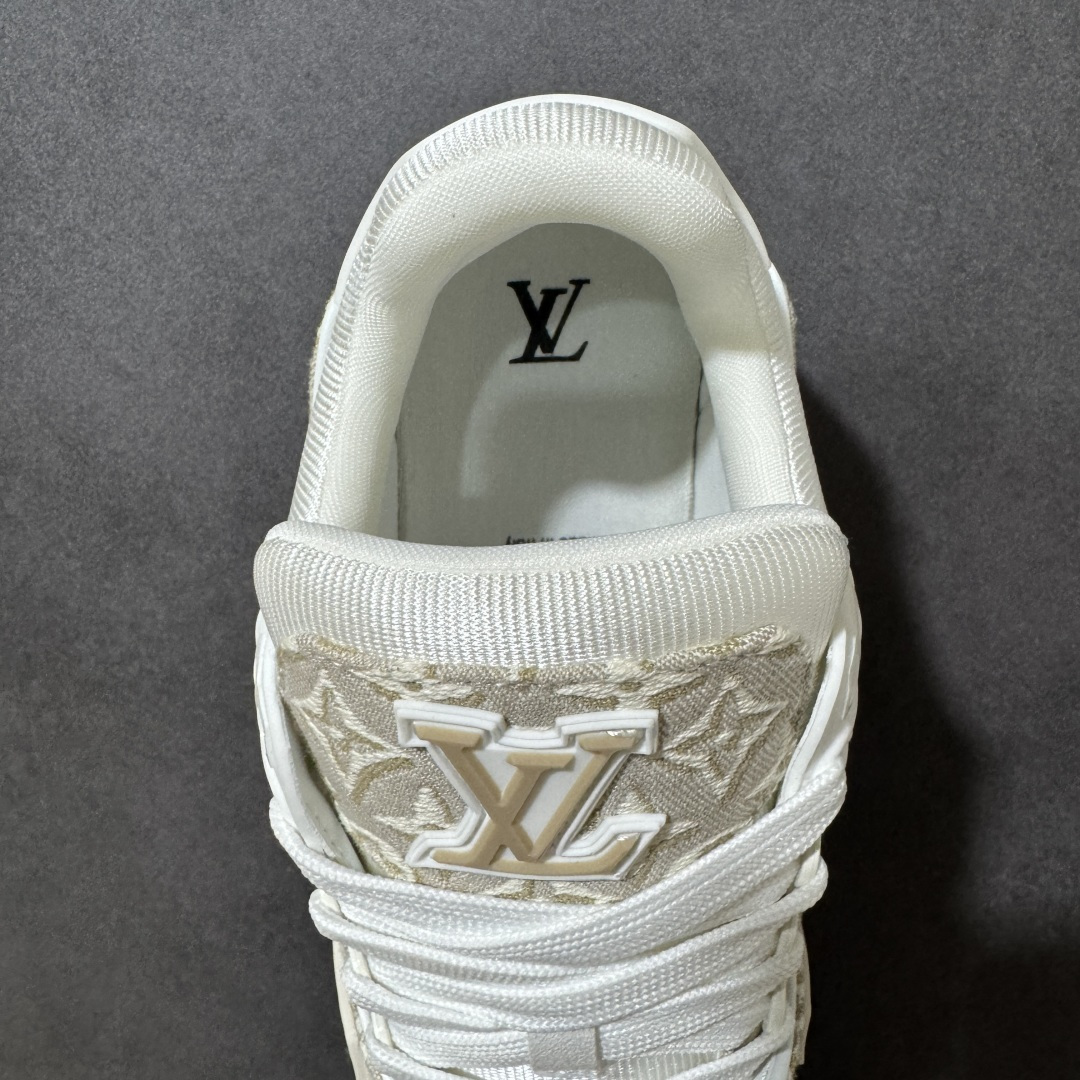 图片[6]-【性价比礼盒版】Louis Vuitton LV Trainer系列高奢运动鞋潮人必备单品 同步ZP官网空胶工艺 挂饰均镶嵌NFC芯片感应装置 正确胶片断点式设计 中底正确还原原版油印字母比例 1：1原楦格板、楦头、刀磨全新升级！ 独家订制顶级压纹麂皮 原版开模TPU大底 质感原版一致 垫脚聚米微料加透气英伦网布 细节完美呈现！ 尺码：35-47-选品中心