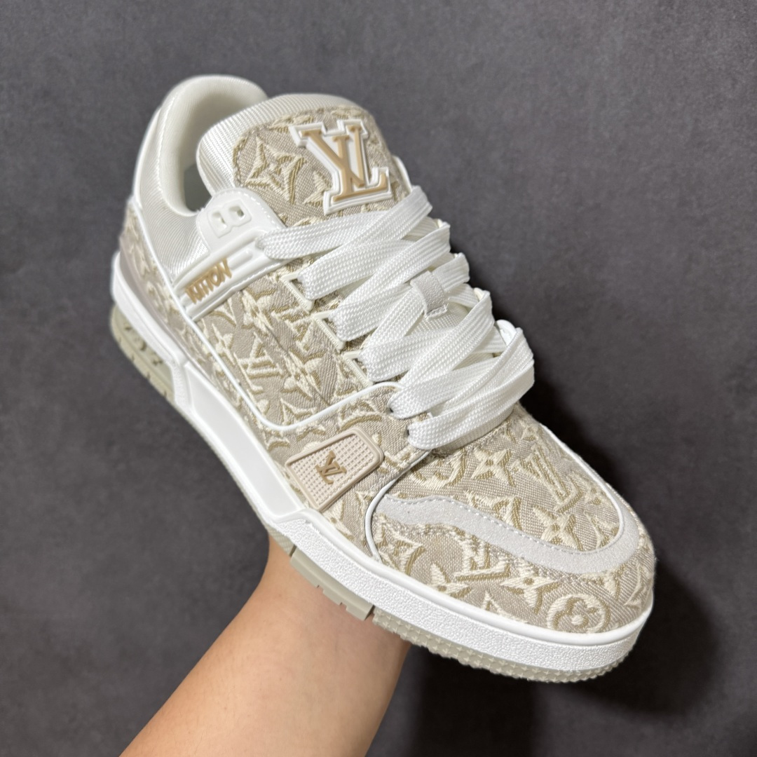 图片[3]-【性价比礼盒版】Louis Vuitton LV Trainer系列高奢运动鞋潮人必备单品 同步ZP官网空胶工艺 挂饰均镶嵌NFC芯片感应装置 正确胶片断点式设计 中底正确还原原版油印字母比例 1：1原楦格板、楦头、刀磨全新升级！ 独家订制顶级压纹麂皮 原版开模TPU大底 质感原版一致 垫脚聚米微料加透气英伦网布 细节完美呈现！ 尺码：35-47-选品中心