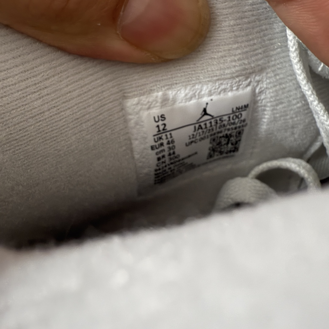 图片[8]-【GX美版】 Air Jordan 4 Retro Comic 舒适贴合 支撑 复古篮球鞋 男款 AJ4白黑粉 货号JA1135-100 圈内最强四代 独家外贸特供尺码含 45.5 49.5 50.5 耗时半年巨作 全套原纸板楦头开发 原厂特供皮料加持 确保原汁原味 完美呈现四代版型 一比一鞋头弧度高度鞋身弧度 数据细节工艺流程均保持原鞋一致 原厂TPU网格鞋带扣 正确内里网布 菱角分明不变形无多余毛边 柔软性质感一致于原鞋 市场唯一原厂鞋扣模具 背面可见隐藏注塑口 原厂织唛标 原厂飞人电绣工艺 尾指中部跳三针 独家绑鞋带手法 印刷中底布 四线拉帮 米色美纹纸贴合固定 进口港宝加持 后跟自然饱满 全鞋荧光划线卡点 追求极致完美 每一双都是工艺品 多重QC质检 超越公司货的品控标准 实实在在的免检产品 尺码：40 40.5 41 42 42.5 43 44 44.5 45 46 46.5 47.5 48 48.5 49 50 50.5-选品中心
