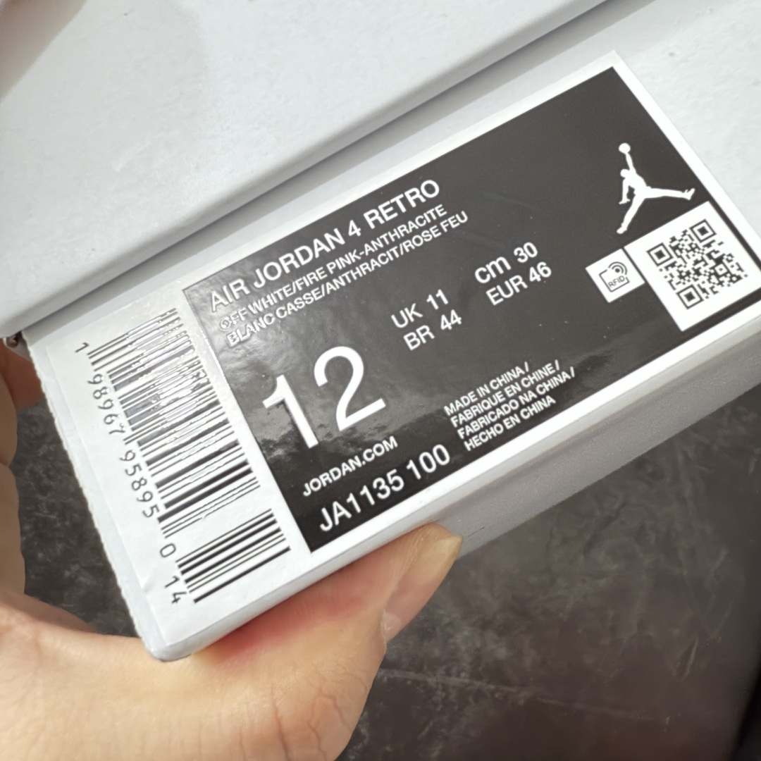 图片[12]-【GX美版】 Air Jordan 4 Retro Comic 舒适贴合 支撑 复古篮球鞋 男款 AJ4白黑粉 货号JA1135-100 圈内最强四代 独家外贸特供尺码含 45.5 49.5 50.5 耗时半年巨作 全套原纸板楦头开发 原厂特供皮料加持 确保原汁原味 完美呈现四代版型 一比一鞋头弧度高度鞋身弧度 数据细节工艺流程均保持原鞋一致 原厂TPU网格鞋带扣 正确内里网布 菱角分明不变形无多余毛边 柔软性质感一致于原鞋 市场唯一原厂鞋扣模具 背面可见隐藏注塑口 原厂织唛标 原厂飞人电绣工艺 尾指中部跳三针 独家绑鞋带手法 印刷中底布 四线拉帮 米色美纹纸贴合固定 进口港宝加持 后跟自然饱满 全鞋荧光划线卡点 追求极致完美 每一双都是工艺品 多重QC质检 超越公司货的品控标准 实实在在的免检产品 尺码：40 40.5 41 42 42.5 43 44 44.5 45 46 46.5 47.5 48 48.5 49 50 50.5-选品中心