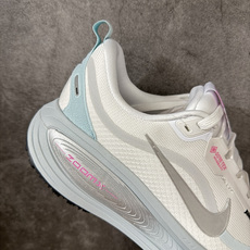 Nike VOMERO 18 GTX 耐克 舒适减震防滑 低帮跑步鞋正确组合大底 正确真正gtx防水鞋面 Nike VOMERO 18 GTX 耐克 舒适减震防滑 低帮跑步鞋正确组合大底 正确真正gtx防水鞋面