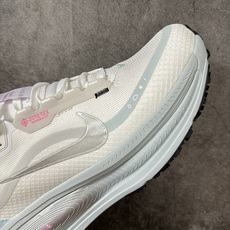 Nike VOMERO 18 GTX 耐克 舒适减震防滑 低帮跑步鞋正确组合大底 正确真正gtx防水鞋面 Nike VOMERO 18 GTX 耐克 舒适减震防滑 低帮跑步鞋正确组合大底 正确真正gtx防水鞋面