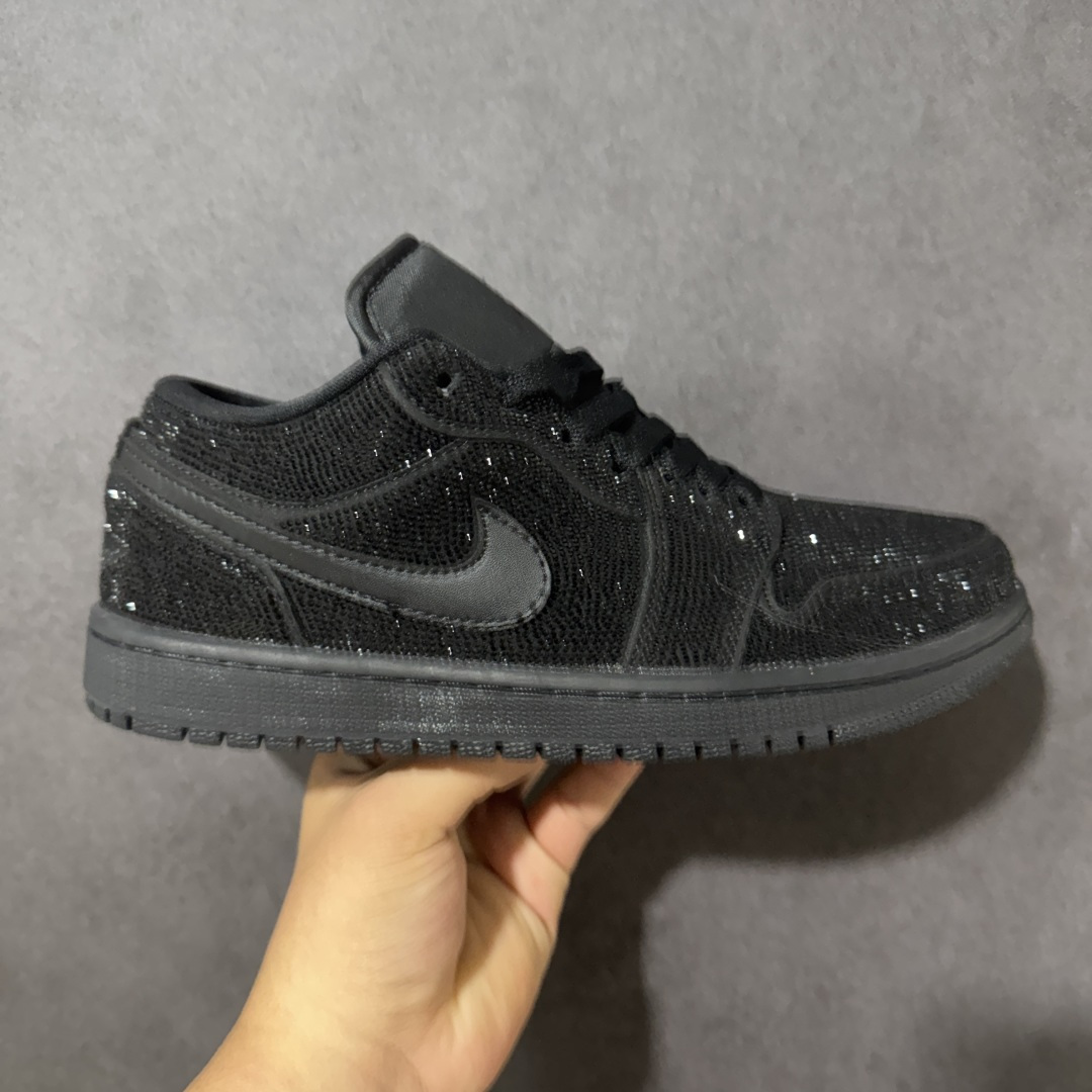 暗夜满钻 奢华出圈 AIR JORDAN 1,整鞋满铺精致闪钻面料,暗光下自带细腻光泽,纯黑哑光Swoosh勾简约大气, 暗夜满钻 奢华出圈 AIR JORDAN 1,整鞋满铺精致闪钻面料,暗光下自带细腻光泽,纯黑哑光Swoosh勾简约大气,