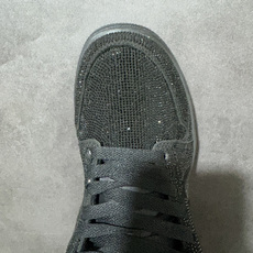 暗夜满钻 奢华出圈 AIR JORDAN 1,整鞋满铺精致闪钻面料,暗光下自带细腻光泽,纯黑哑光Swoosh勾简约大气, 暗夜满钻 奢华出圈 AIR JORDAN 1,整鞋满铺精致闪钻面料,暗光下自带细腻光泽,纯黑哑光Swoosh勾简约大气,