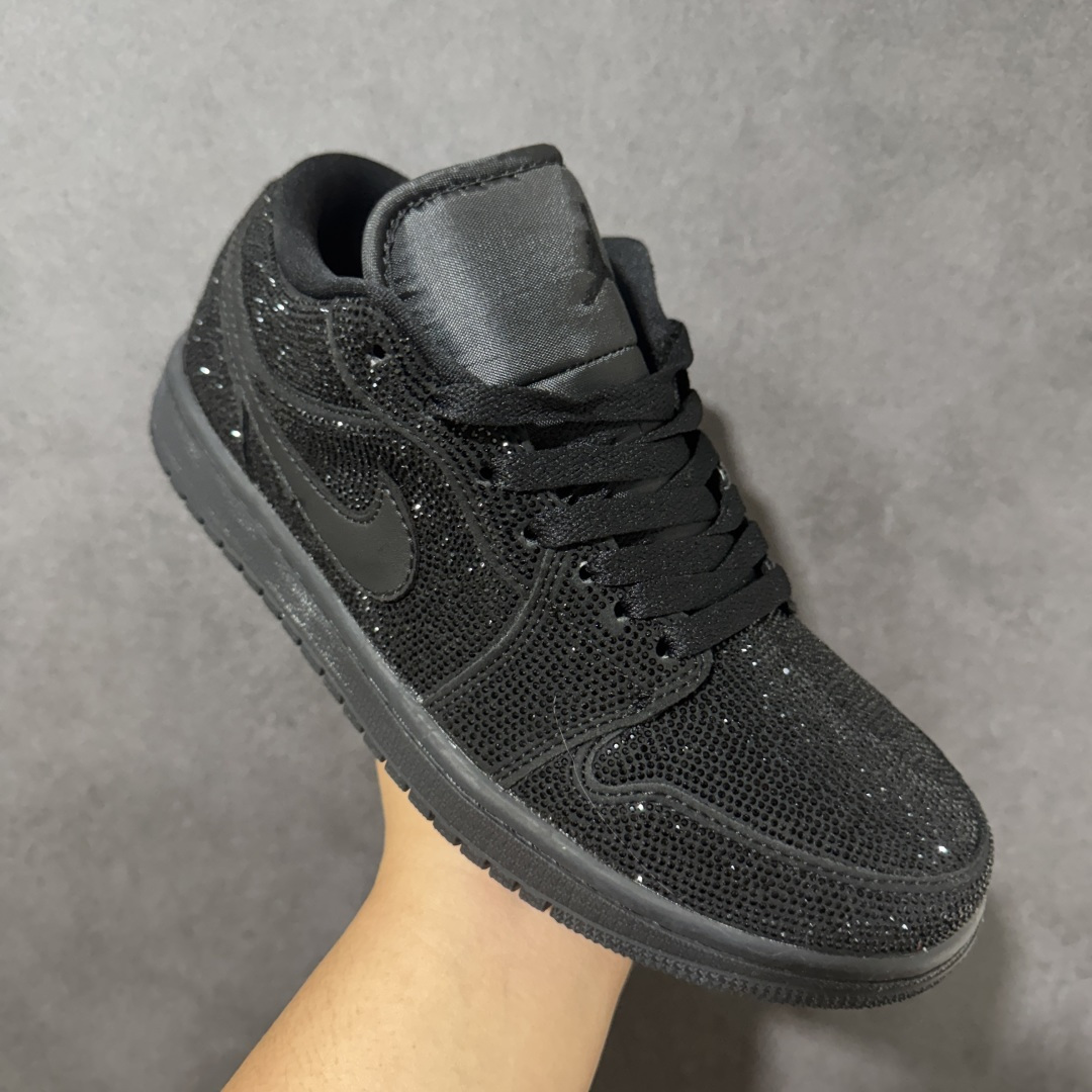 暗夜满钻 奢华出圈 AIR JORDAN 1,整鞋满铺精致闪钻面料,暗光下自带细腻光泽,纯黑哑光Swoosh勾简约大气, 暗夜满钻 奢华出圈 AIR JORDAN 1,整鞋满铺精致闪钻面料,暗光下自带细腻光泽,纯黑哑光Swoosh勾简约大气,