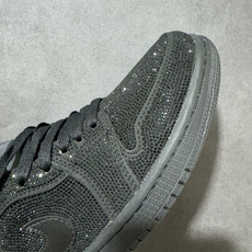 暗夜满钻 奢华出圈 AIR JORDAN 1,整鞋满铺精致闪钻面料,暗光下自带细腻光泽,纯黑哑光Swoosh勾简约大气, 暗夜满钻 奢华出圈 AIR JORDAN 1,整鞋满铺精致闪钻面料,暗光下自带细腻光泽,纯黑哑光Swoosh勾简约大气,