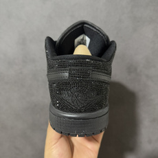 暗夜满钻 奢华出圈 AIR JORDAN 1,整鞋满铺精致闪钻面料,暗光下自带细腻光泽,纯黑哑光Swoosh勾简约大气, 暗夜满钻 奢华出圈 AIR JORDAN 1,整鞋满铺精致闪钻面料,暗光下自带细腻光泽,纯黑哑光Swoosh勾简约大气,