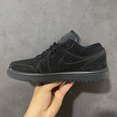 暗夜满钻 奢华出圈 AIR JORDAN 1,整鞋满铺精致闪钻面料,暗光下自带细腻光泽,纯黑哑光Swoosh勾简约大气, 暗夜满钻 奢华出圈 AIR JORDAN 1,整鞋满铺精致闪钻面料,暗光下自带细腻光泽,纯黑哑光Swoosh勾简约大气,