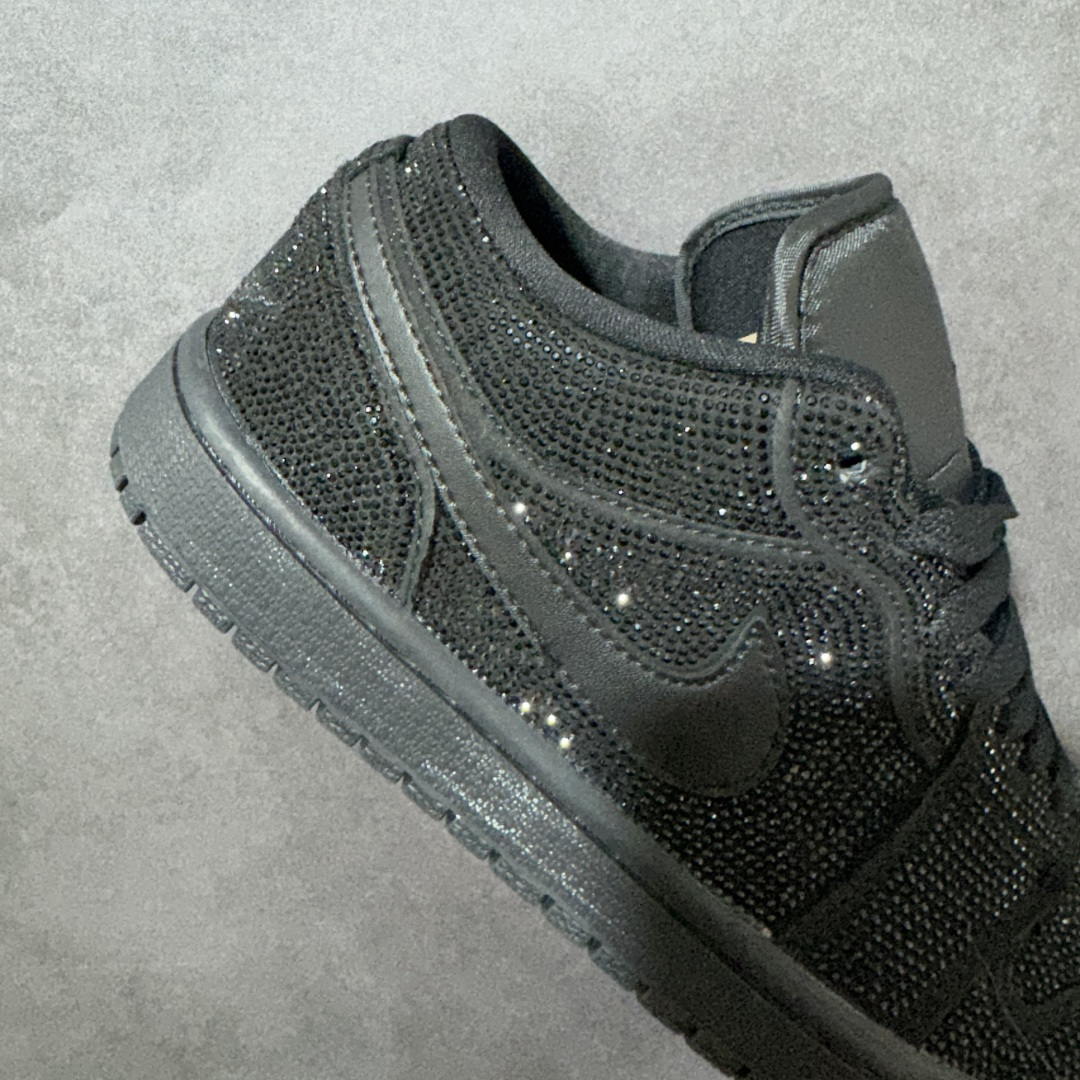 暗夜满钻 奢华出圈 AIR JORDAN 1,整鞋满铺精致闪钻面料,暗光下自带细腻光泽,纯黑哑光Swoosh勾简约大气, 暗夜满钻 奢华出圈 AIR JORDAN 1,整鞋满铺精致闪钻面料,暗光下自带细腻光泽,纯黑哑光Swoosh勾简约大气,