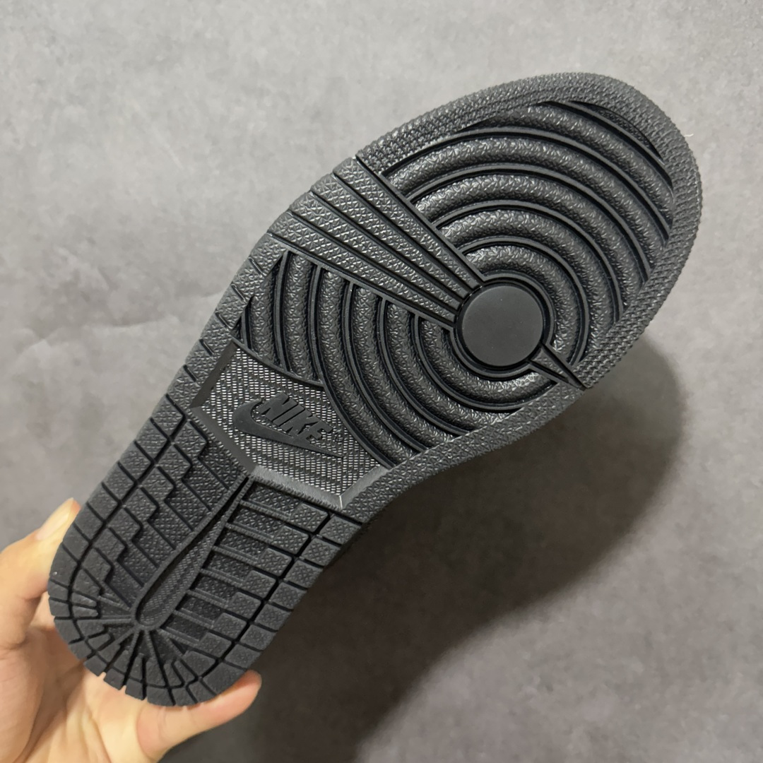 暗夜满钻 奢华出圈 AIR JORDAN 1,整鞋满铺精致闪钻面料,暗光下自带细腻光泽,纯黑哑光Swoosh勾简约大气, 暗夜满钻 奢华出圈 AIR JORDAN 1,整鞋满铺精致闪钻面料,暗光下自带细腻光泽,纯黑哑光Swoosh勾简约大气,