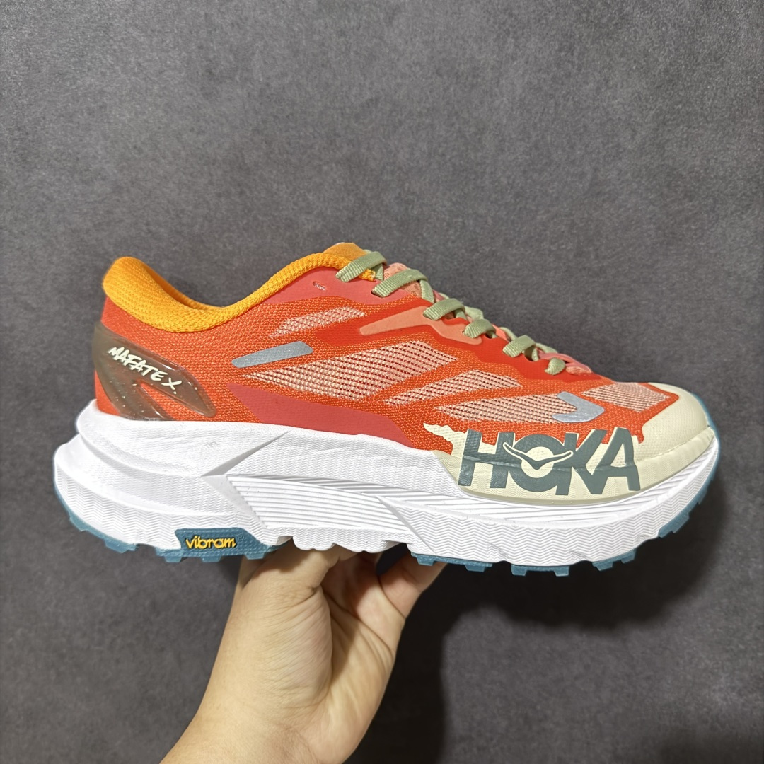 【公司级】HOKA U MAFATE x 低帮专业越野跑步鞋 实拍首发 此球鞋继承了HOKA的经典越野鞋型MAFATE SPEED4的设计 更在此基础上进行了创新和提升 使得它既适合户外越野跑,又充满了时尚潮流的元素。它的半透明鞋面设计 不仅让鞋身看起来更加轻便 而且提供了良好的透气性 而保护性的防撕裂尼龙面料,则确保了在复杂地形中的耐用性。 双层ProFly™中底的 用,是这款鞋的另一个亮点。 VIBRAM MEGAGRIP®及 LITEBASE®大底的搭载,更是让这款鞋在保持高抓地力的 减轻了鞋底的重量 货号: 1162010/FPR 尺码: 36 36.5 37.5 38 38.5 39 40 40.5 41.5 42 42.5 43 44 44.5 45-选品中心