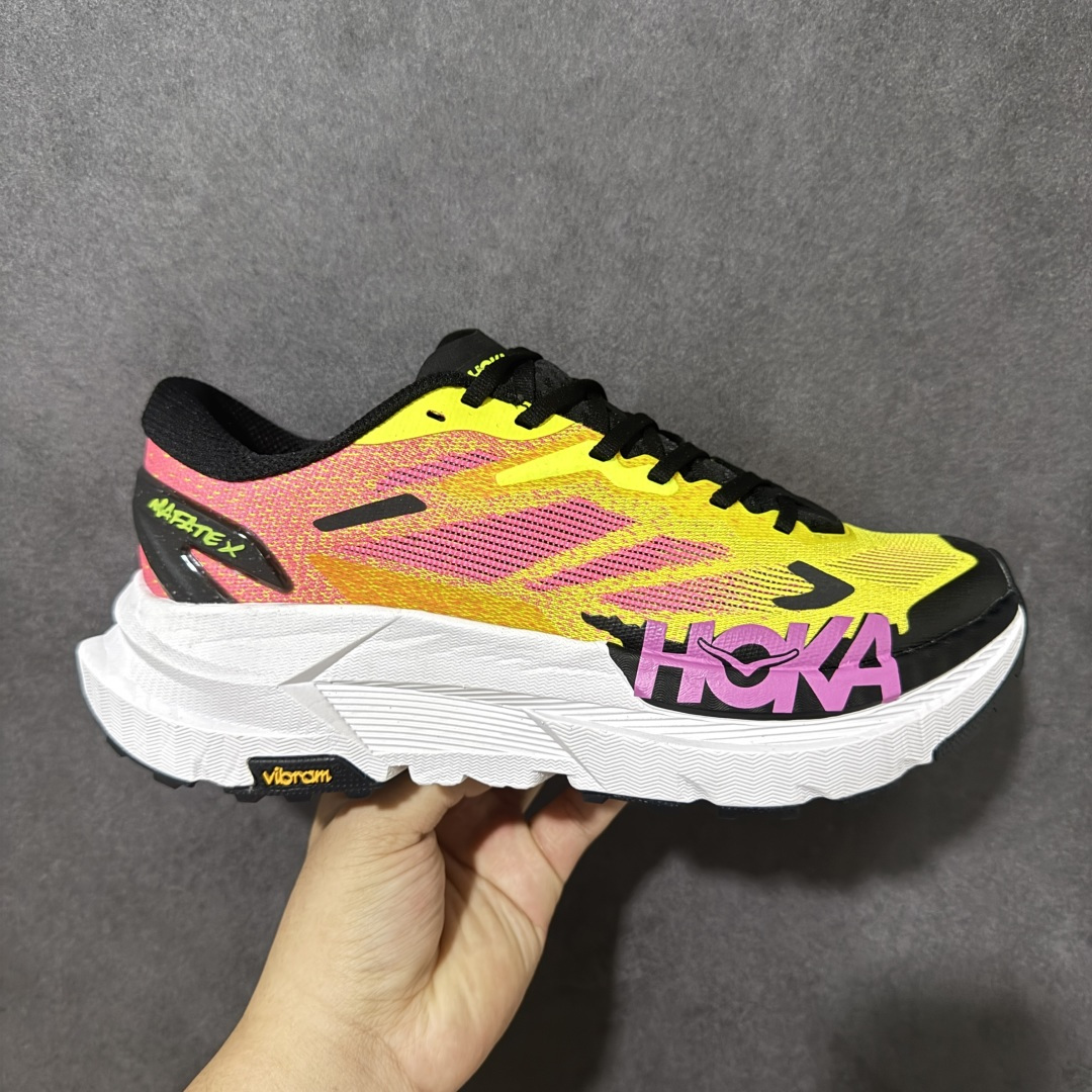 【公司级】HOKA U MAFATE x 低帮专业越野跑步鞋 实拍首发 此球鞋继承了HOKA的经典越野鞋型MAFATE SPEED4的设计 更在此基础上进行了创新和提升 使得它既适合户外越野跑,又充满了时尚潮流的元素。它的半透明鞋面设计 不仅让鞋身看起来更加轻便 而且提供了良好的透气性 而保护性的防撕裂尼龙面料,则确保了在复杂地形中的耐用性。 双层ProFly™中底的 用,是这款鞋的另一个亮点。 VIBRAM MEGAGRIP®及 LITEBASE®大底的搭载,更是让这款鞋在保持高抓地力的 减轻了鞋底的重量 货号: 1161990/NNH 尺码: 36 36.5 37.5 38 38.5 39 40 40.5 41.5 42 42.5 43 44 44.5 45-选品中心