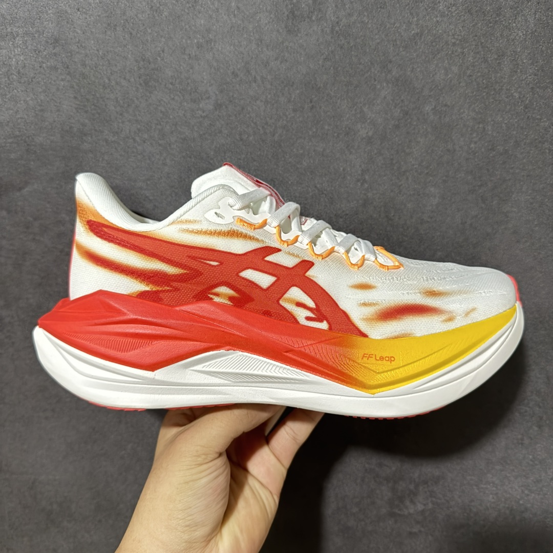 【公司级】Asics亚瑟士 SuperBlast 3 轻量回弹舒适透气支撑跑步鞋 亚瑟士Superblast 3是一双无碳板全能超级训练鞋,核心升级为竞速级FF Leap中底,更软弹、更轻,能量回馈显著提升,适合轻松跑、长距离与快节奏训练。轻量工程网眼,按区域调整织法与孔径,兼顾透气与贴合。上层为竞速级FF Leap A-TPU超临界发泡材料,下层约10mmFF Blast Plus提供支撑与耐久。前掌ASICSGRIP抓地,后跟/外侧RF AHAR Lo耐磨。 货号:1013A177-300 尺码:36 37 37.5 38 39 39.5 40 40.5 41.5 42 42.5 43.5 44 44.5 45-选品中心