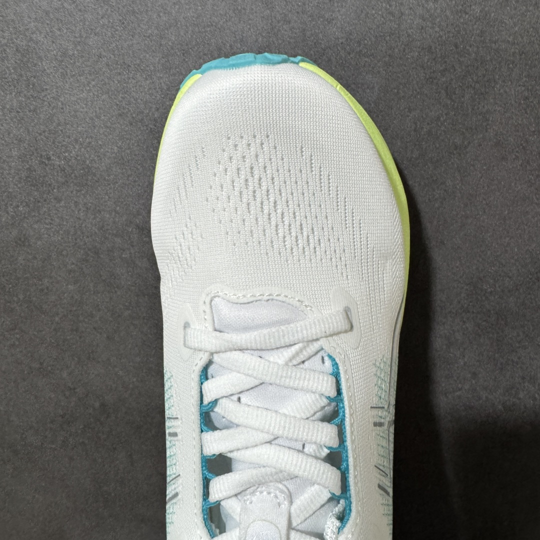 图片[5]-【公司级】Asics Gel-Kayano 33 亚瑟士 低帮专业有氧超轻便运动跑步鞋 2026 年夏季新款支撑系跑鞋亚瑟士（asics）公路跑鞋26款 GEL-KAYANO 33 减震耐磨防滑网面透气运动鞋 1012B939-501。中底变成双层结构‌：这一代首次用了双层缓震设计，上层是 FF Blast Max 泡棉，负责提供软弹的脚感和能量回馈，下层是 FF Blast Plus 泡棉，主要起稳定基底的作用 。‌稳定系统大换血‌：弃了之前用了三年的 4D 引导系统，改用全新的 FLUIDSUPPORT 稳定系统，中底内侧加了长连接的抗扭转片，专门增强鞋子整体的稳定性 。‌外底耐磨性提升‌：后跟区域用了 AHAR Plus 耐磨橡胶，特别适合后掌着地的跑者，中前掌则搭载了重新设计的 ASICS Hybrid Grip 橡胶，抓地力和灵活性更平衡 。‌‌‌ 货号：1011C27-100 尺码： 36 37 37.5 38 39 39.5 40 40.5 41.5 42 42.5 43.5 44 45-选品中心