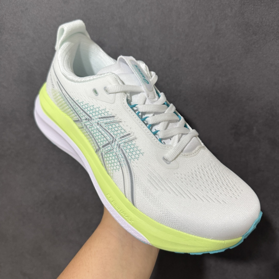 图片[3]-【公司级】Asics Gel-Kayano 33 亚瑟士 低帮专业有氧超轻便运动跑步鞋 2026 年夏季新款支撑系跑鞋亚瑟士（asics）公路跑鞋26款 GEL-KAYANO 33 减震耐磨防滑网面透气运动鞋 1012B939-501。中底变成双层结构‌：这一代首次用了双层缓震设计，上层是 FF Blast Max 泡棉，负责提供软弹的脚感和能量回馈，下层是 FF Blast Plus 泡棉，主要起稳定基底的作用 。‌稳定系统大换血‌：弃了之前用了三年的 4D 引导系统，改用全新的 FLUIDSUPPORT 稳定系统，中底内侧加了长连接的抗扭转片，专门增强鞋子整体的稳定性 。‌外底耐磨性提升‌：后跟区域用了 AHAR Plus 耐磨橡胶，特别适合后掌着地的跑者，中前掌则搭载了重新设计的 ASICS Hybrid Grip 橡胶，抓地力和灵活性更平衡 。‌‌‌ 货号：1011C27-100 尺码： 36 37 37.5 38 39 39.5 40 40.5 41.5 42 42.5 43.5 44 45-选品中心