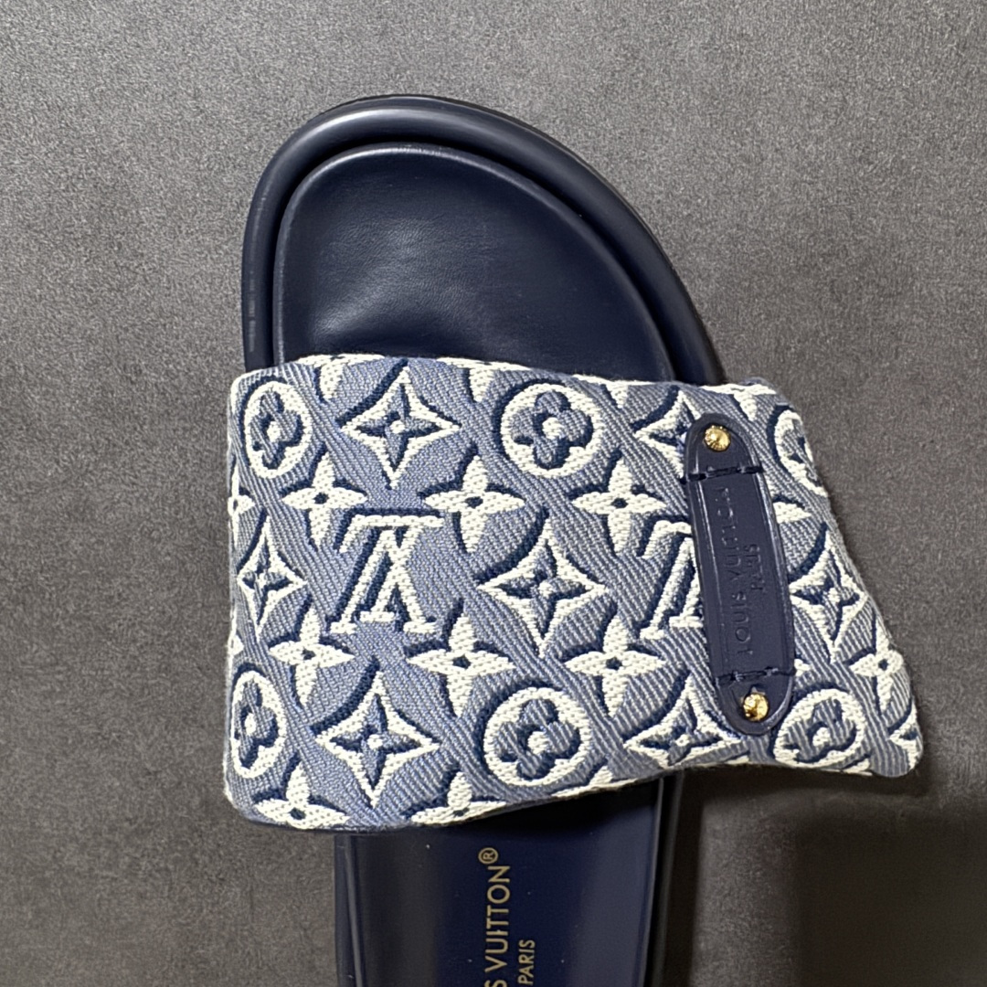 图片[5]-【广东版】Louis Vuitton/路易威登 男女鞋广东原产，升级配置包装物及天地盖硬质礼盒!!，采用环保填充羽绒Monogram尼龙包裹鞋床及宽幅鞋带,内衬小羊真皮，升级韧性舒适内底,外置轻质EVA发泡锯齿橡胶外底❗️与日本艺术家村上隆的跨界合作系列，法国奢侈品牌LV路易威登Louis Vuitton Pool Pillow Comfort Mules\”Monogram\”日落系列泳池风魔术贴可调节女士舒适露趾休闲凉拖鞋“ 尺码：35 36 37 38 39 40 41 42 43 44 45-选品中心