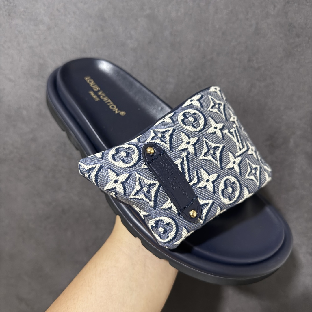 图片[3]-【广东版】Louis Vuitton/路易威登 男女鞋广东原产，升级配置包装物及天地盖硬质礼盒!!，采用环保填充羽绒Monogram尼龙包裹鞋床及宽幅鞋带,内衬小羊真皮，升级韧性舒适内底,外置轻质EVA发泡锯齿橡胶外底❗️与日本艺术家村上隆的跨界合作系列，法国奢侈品牌LV路易威登Louis Vuitton Pool Pillow Comfort Mules\”Monogram\”日落系列泳池风魔术贴可调节女士舒适露趾休闲凉拖鞋“ 尺码：35 36 37 38 39 40 41 42 43 44 45-选品中心