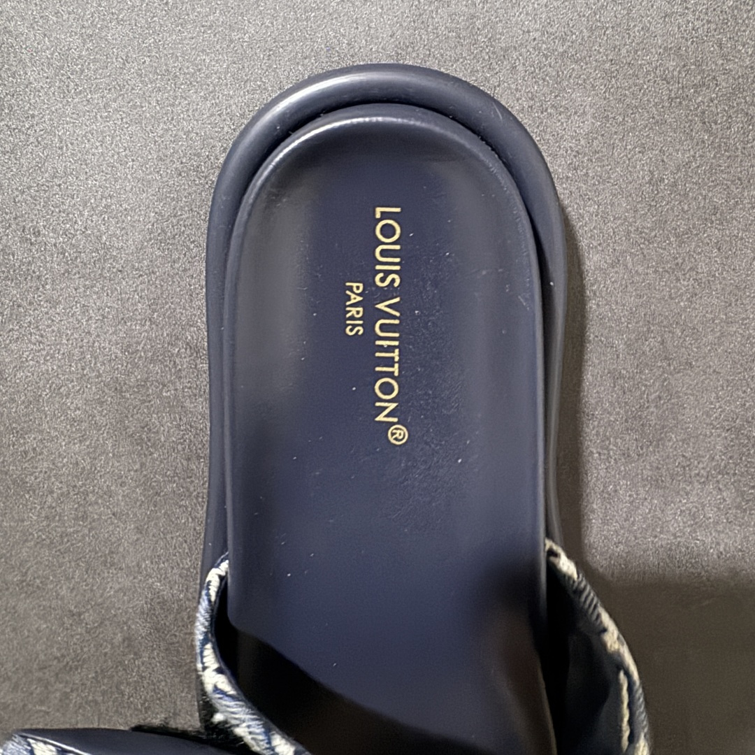 图片[6]-【广东版】Louis Vuitton/路易威登 男女鞋广东原产，升级配置包装物及天地盖硬质礼盒!!，采用环保填充羽绒Monogram尼龙包裹鞋床及宽幅鞋带,内衬小羊真皮，升级韧性舒适内底,外置轻质EVA发泡锯齿橡胶外底❗️与日本艺术家村上隆的跨界合作系列，法国奢侈品牌LV路易威登Louis Vuitton Pool Pillow Comfort Mules\”Monogram\”日落系列泳池风魔术贴可调节女士舒适露趾休闲凉拖鞋“ 尺码：35 36 37 38 39 40 41 42 43 44 45-选品中心