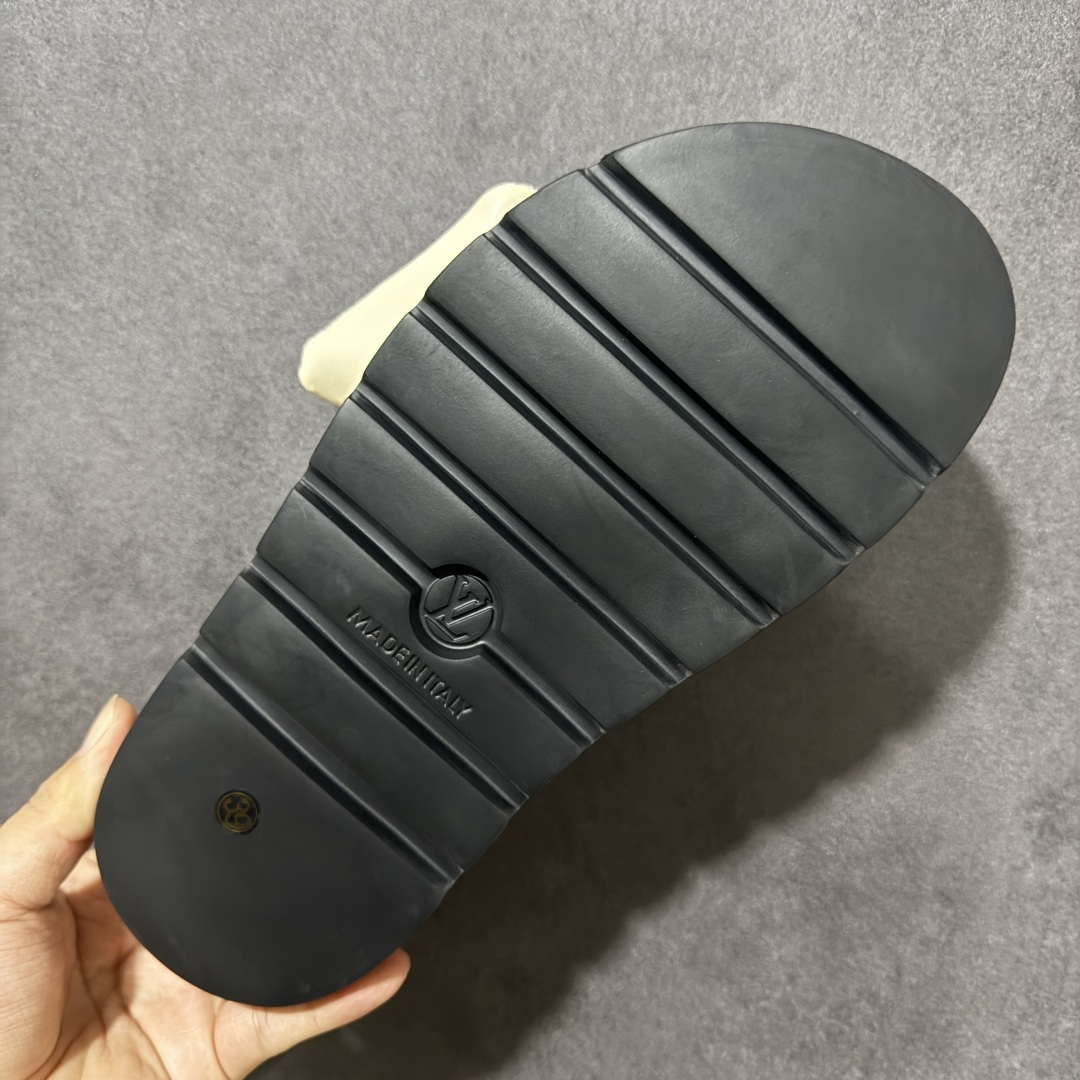 图片[9]-【广东版】Louis Vuitton/路易威登 男女鞋广东原产，升级配置包装物及天地盖硬质礼盒!!，采用环保填充羽绒Monogram尼龙包裹鞋床及宽幅鞋带,内衬小羊真皮，升级韧性舒适内底,外置轻质EVA发泡锯齿橡胶外底❗️与日本艺术家村上隆的跨界合作系列，法国奢侈品牌LV路易威登Louis Vuitton Pool Pillow Comfort Mules\”Monogram\”日落系列泳池风魔术贴可调节女士舒适露趾休闲凉拖鞋“ 尺码：35 36 37 38 39 40 41 42 43 44 45-选品中心