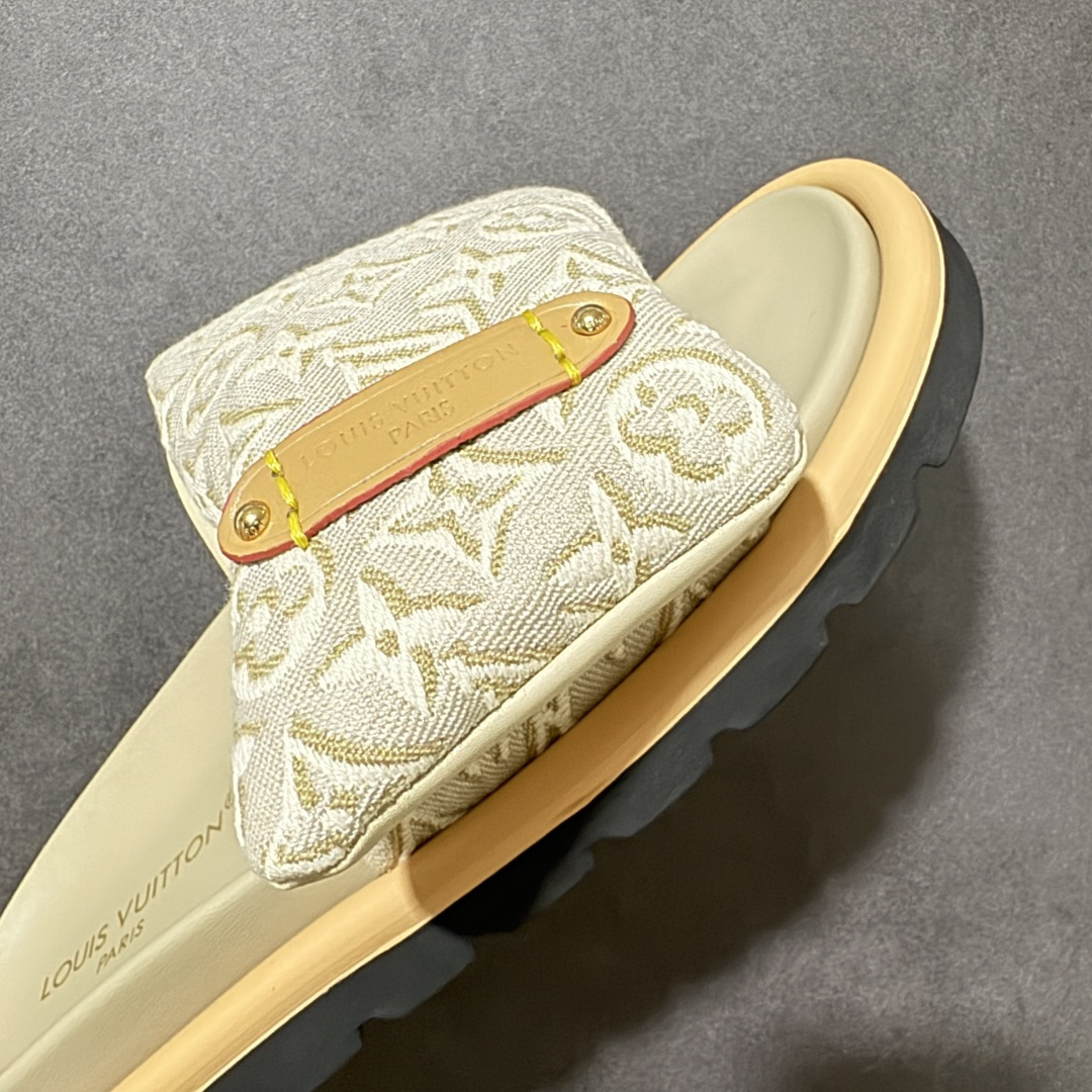 图片[8]-【广东版】Louis Vuitton/路易威登 男女鞋广东原产，升级配置包装物及天地盖硬质礼盒!!，采用环保填充羽绒Monogram尼龙包裹鞋床及宽幅鞋带,内衬小羊真皮，升级韧性舒适内底,外置轻质EVA发泡锯齿橡胶外底❗️与日本艺术家村上隆的跨界合作系列，法国奢侈品牌LV路易威登Louis Vuitton Pool Pillow Comfort Mules\”Monogram\”日落系列泳池风魔术贴可调节女士舒适露趾休闲凉拖鞋“ 尺码：35 36 37 38 39 40 41 42 43 44 45-选品中心