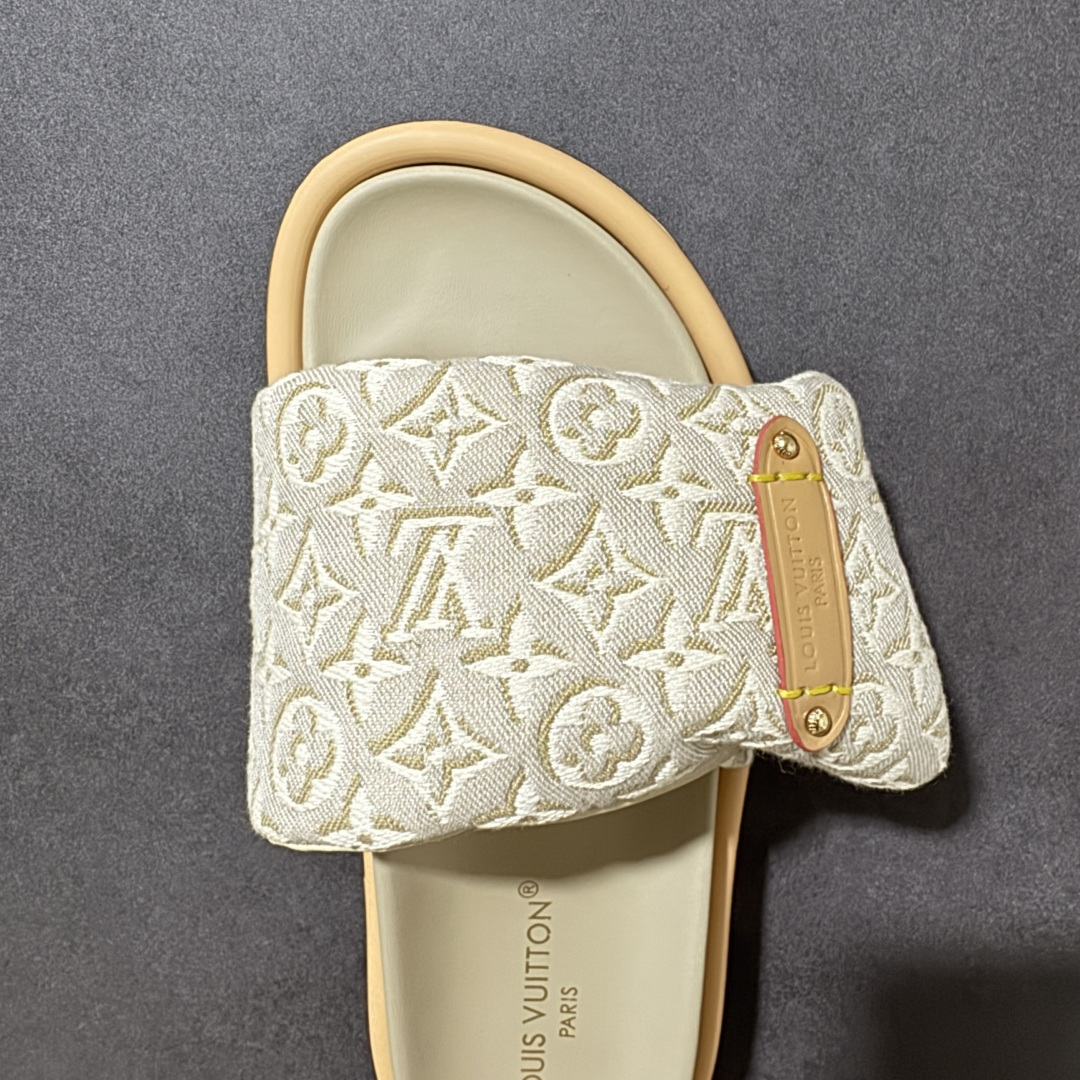 图片[5]-【广东版】Louis Vuitton/路易威登 男女鞋广东原产，升级配置包装物及天地盖硬质礼盒!!，采用环保填充羽绒Monogram尼龙包裹鞋床及宽幅鞋带,内衬小羊真皮，升级韧性舒适内底,外置轻质EVA发泡锯齿橡胶外底❗️与日本艺术家村上隆的跨界合作系列，法国奢侈品牌LV路易威登Louis Vuitton Pool Pillow Comfort Mules\”Monogram\”日落系列泳池风魔术贴可调节女士舒适露趾休闲凉拖鞋“ 尺码：35 36 37 38 39 40 41 42 43 44 45-选品中心