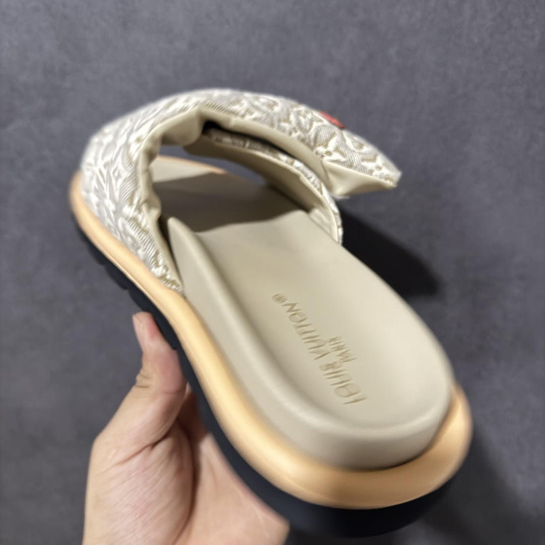 图片[4]-【广东版】Louis Vuitton/路易威登 男女鞋广东原产，升级配置包装物及天地盖硬质礼盒!!，采用环保填充羽绒Monogram尼龙包裹鞋床及宽幅鞋带,内衬小羊真皮，升级韧性舒适内底,外置轻质EVA发泡锯齿橡胶外底❗️与日本艺术家村上隆的跨界合作系列，法国奢侈品牌LV路易威登Louis Vuitton Pool Pillow Comfort Mules\”Monogram\”日落系列泳池风魔术贴可调节女士舒适露趾休闲凉拖鞋“ 尺码：35 36 37 38 39 40 41 42 43 44 45-选品中心
