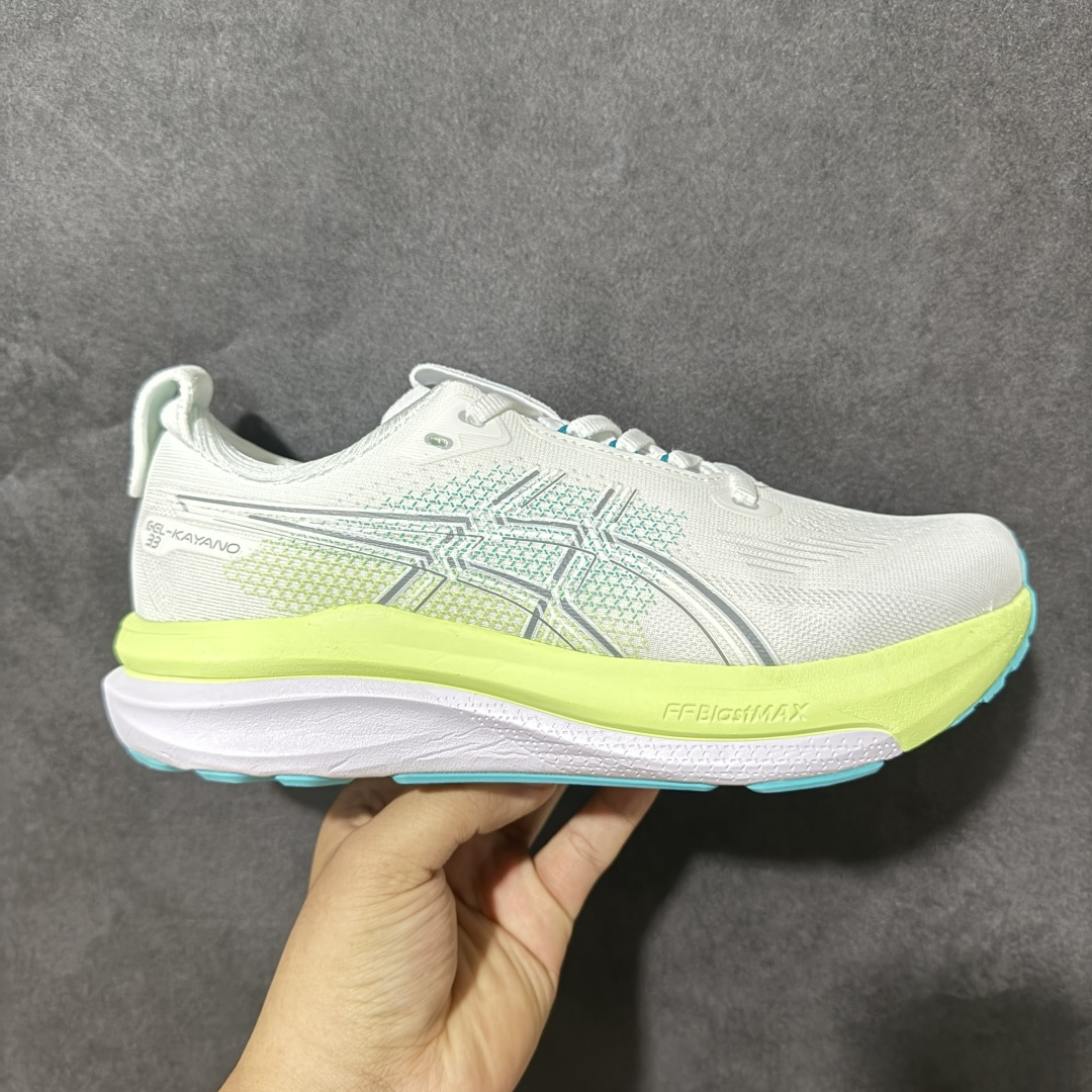 【公司级】Asics Gel-Kayano 33 亚瑟士 低帮专业有氧超轻便运动跑步鞋 2026 年夏季新款支撑系跑鞋亚瑟士(asics)公路跑鞋26款 GEL-KAYANO 33 减震耐磨防滑网面透气运动鞋 1012B939-501。中底变成双层结构:这一代首次用了双层缓震设计,上层是 FF Blast Max 泡棉,负责提供软弹的脚感和能量回馈,下层是 FF Blast Plus 泡棉,主要起稳定基底的作用 。稳定系统大换血:弃了之前用了三年的 4D 引导系统,改用全新的 FLUIDSUPPORT 稳定系统,中底内侧加了长连接的抗扭转片,专门增强鞋子整体的稳定性 。外底耐磨性提升:后跟区域用了 AHAR Plus 耐磨橡胶,特别适合后掌着地的跑者,中前掌则搭载了重新设计的 ASICS Hybrid Grip 橡胶,抓地力和灵活性更平衡 。 货号:1011C27-100 尺码: 36 37 37.5 38 39 39.5 40 40.5 41.5 42 42.5 43.5 44 45-选品中心