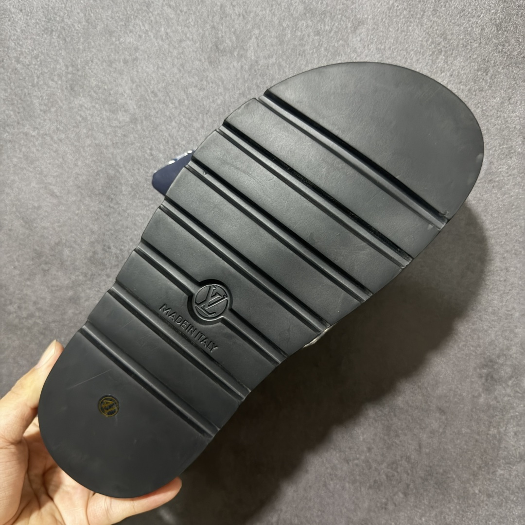图片[9]-【广东版】Louis Vuitton/路易威登 男女鞋广东原产，升级配置包装物及天地盖硬质礼盒!!，采用环保填充羽绒Monogram尼龙包裹鞋床及宽幅鞋带,内衬小羊真皮，升级韧性舒适内底,外置轻质EVA发泡锯齿橡胶外底❗️与日本艺术家村上隆的跨界合作系列，法国奢侈品牌LV路易威登Louis Vuitton Pool Pillow Comfort Mules\”Monogram\”日落系列泳池风魔术贴可调节女士舒适露趾休闲凉拖鞋“ 尺码：35 36 37 38 39 40 41 42 43 44 45-选品中心