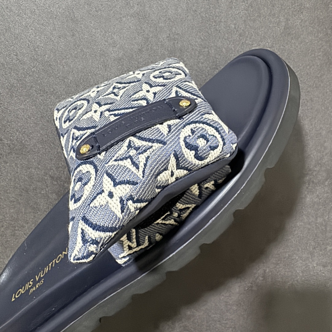 图片[8]-【广东版】Louis Vuitton/路易威登 男女鞋广东原产，升级配置包装物及天地盖硬质礼盒!!，采用环保填充羽绒Monogram尼龙包裹鞋床及宽幅鞋带,内衬小羊真皮，升级韧性舒适内底,外置轻质EVA发泡锯齿橡胶外底❗️与日本艺术家村上隆的跨界合作系列，法国奢侈品牌LV路易威登Louis Vuitton Pool Pillow Comfort Mules\”Monogram\”日落系列泳池风魔术贴可调节女士舒适露趾休闲凉拖鞋“ 尺码：35 36 37 38 39 40 41 42 43 44 45-选品中心