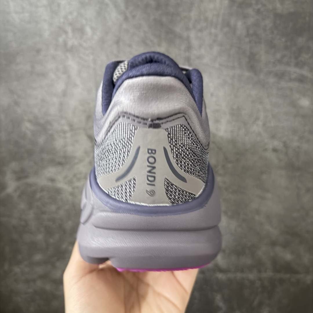图片[4]-【纯原版】HOKA ONE ONE Bondi 9 邦迪九代舒适防滑耐磨低帮休闲跑步鞋 HOKA ONE ONE是来自美国的跑步鞋知名品牌，创立于2009年，始终致力于为所有跑者提供更新、更好的跑步装备。相比常规跑鞋，HOKA ONE ONE特别研发使用性能独特的几何形跑鞋中底，此种鞋底更厚、更高、回弹性也更好，除了卓越的缓冲性能，它还能內各种阶段的跑者带来更具动感、更加稳定的跑步体验。HOKAONE ONE从设计之初就清楚意识到，要保证跑者步幅的均匀一致，双脚自然而然的运动至关重要。 尺码：36 36.5 37.5 38 38.5 39 40 40.5 41 42 42.5 43 44 44.5 45-选品中心