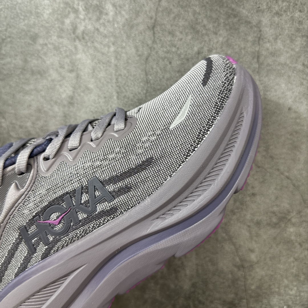 图片[6]-【纯原版】HOKA ONE ONE Bondi 9 邦迪九代舒适防滑耐磨低帮休闲跑步鞋 HOKA ONE ONE是来自美国的跑步鞋知名品牌，创立于2009年，始终致力于为所有跑者提供更新、更好的跑步装备。相比常规跑鞋，HOKA ONE ONE特别研发使用性能独特的几何形跑鞋中底，此种鞋底更厚、更高、回弹性也更好，除了卓越的缓冲性能，它还能內各种阶段的跑者带来更具动感、更加稳定的跑步体验。HOKAONE ONE从设计之初就清楚意识到，要保证跑者步幅的均匀一致，双脚自然而然的运动至关重要。 尺码：36 36.5 37.5 38 38.5 39 40 40.5 41 42 42.5 43 44 44.5 45-选品中心