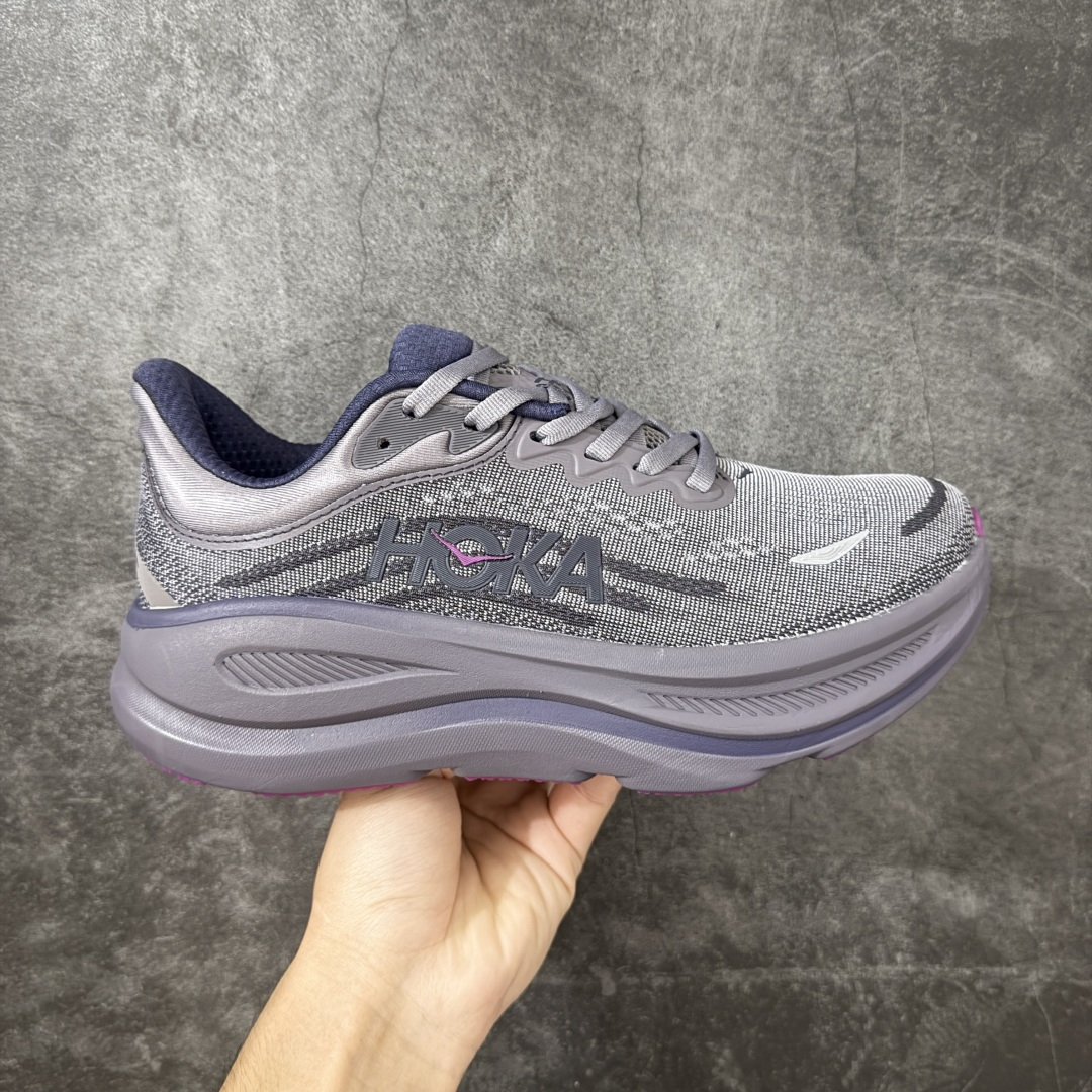 【纯原版】HOKA ONE ONE Bondi 9 邦迪九代舒适防滑耐磨低帮休闲跑步鞋 HOKA ONE ONE是来自美国的跑步鞋知名品牌,创立于2009年,始终致力于为所有跑者提供更新、更好的跑步装备。相比常规跑鞋,HOKA ONE ONE特别研发使用性能独特的几何形跑鞋中底,此种鞋底更厚、更高、回弹性也更好,除了卓越的缓冲性能,它还能內各种阶段的跑者带来更具动感、更加稳定的跑步体验。HOKAONE ONE从设计之初就清楚意识到,要保证跑者步幅的均匀一致,双脚自然而然的运动至关重要。 尺码:36 36.5 37.5 38 38.5 39 40 40.5 41 42 42.5 43 44 44.5 45-选品中心