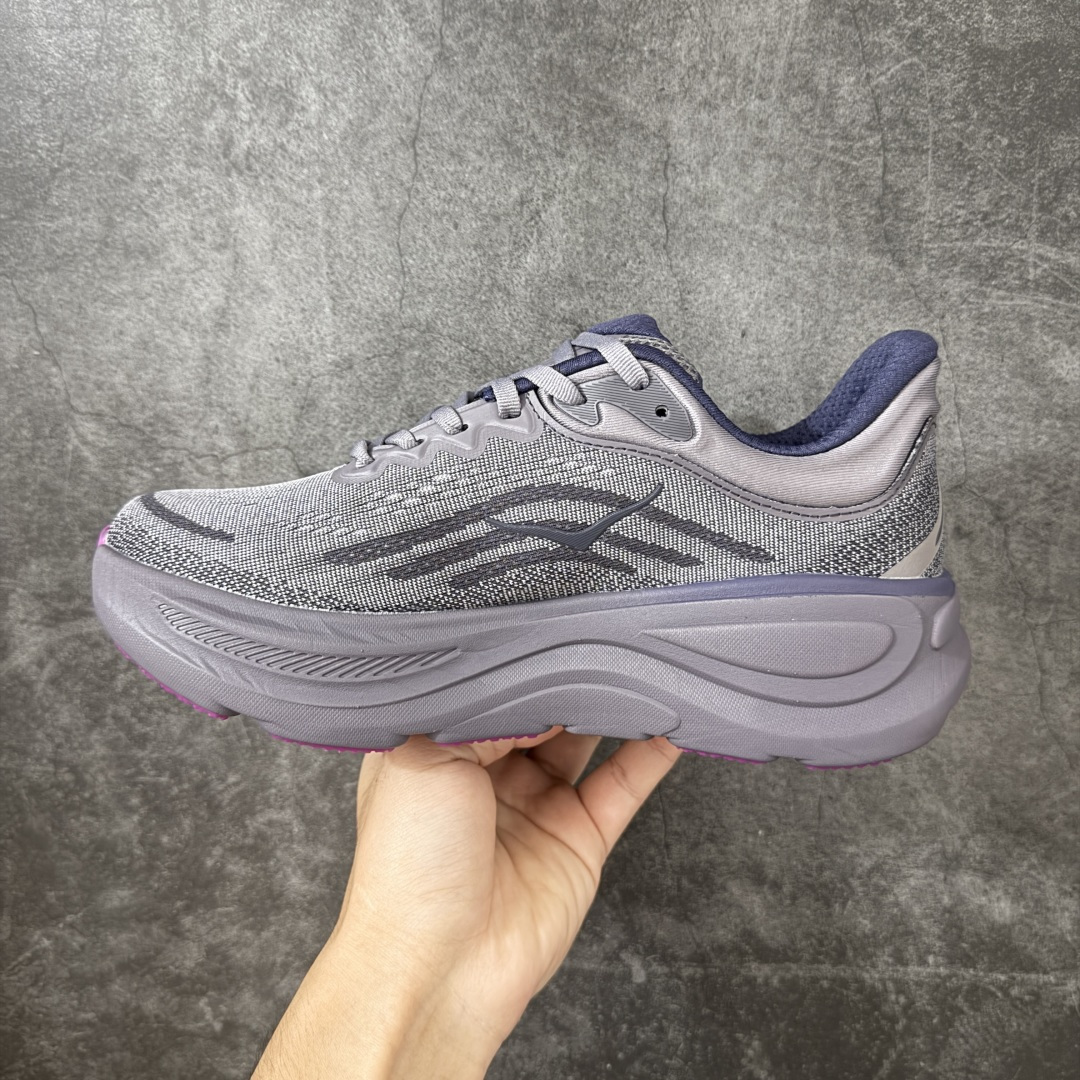 图片[2]-【纯原版】HOKA ONE ONE Bondi 9 邦迪九代舒适防滑耐磨低帮休闲跑步鞋 HOKA ONE ONE是来自美国的跑步鞋知名品牌，创立于2009年，始终致力于为所有跑者提供更新、更好的跑步装备。相比常规跑鞋，HOKA ONE ONE特别研发使用性能独特的几何形跑鞋中底，此种鞋底更厚、更高、回弹性也更好，除了卓越的缓冲性能，它还能內各种阶段的跑者带来更具动感、更加稳定的跑步体验。HOKAONE ONE从设计之初就清楚意识到，要保证跑者步幅的均匀一致，双脚自然而然的运动至关重要。 尺码：36 36.5 37.5 38 38.5 39 40 40.5 41 42 42.5 43 44 44.5 45-选品中心