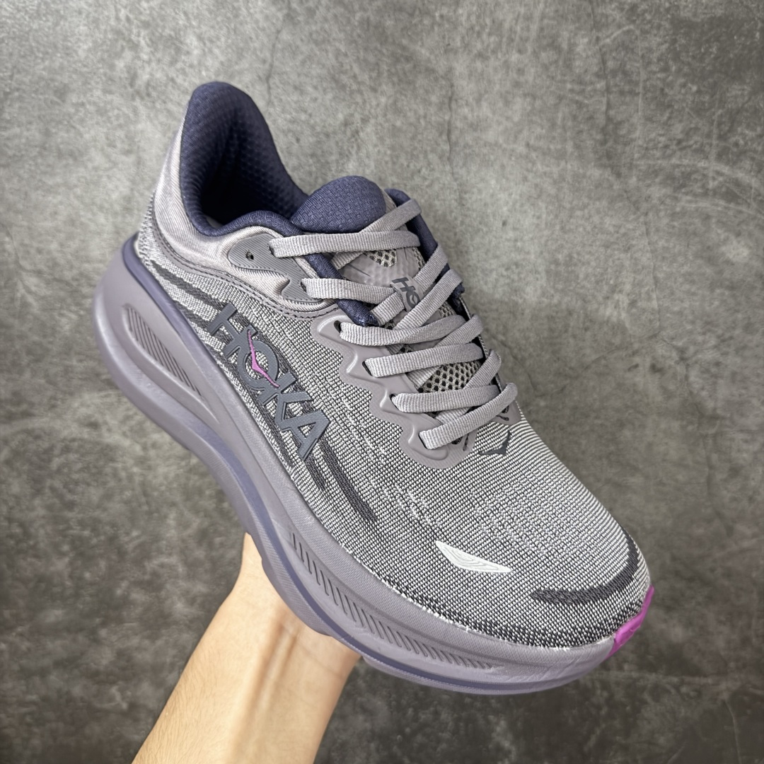 图片[3]-【纯原版】HOKA ONE ONE Bondi 9 邦迪九代舒适防滑耐磨低帮休闲跑步鞋 HOKA ONE ONE是来自美国的跑步鞋知名品牌，创立于2009年，始终致力于为所有跑者提供更新、更好的跑步装备。相比常规跑鞋，HOKA ONE ONE特别研发使用性能独特的几何形跑鞋中底，此种鞋底更厚、更高、回弹性也更好，除了卓越的缓冲性能，它还能內各种阶段的跑者带来更具动感、更加稳定的跑步体验。HOKAONE ONE从设计之初就清楚意识到，要保证跑者步幅的均匀一致，双脚自然而然的运动至关重要。 尺码：36 36.5 37.5 38 38.5 39 40 40.5 41 42 42.5 43 44 44.5 45-选品中心