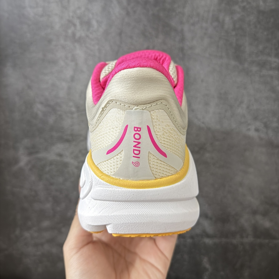 图片[4]-【纯原版】HOKA ONE ONE Bondi 9 邦迪九代舒适防滑耐磨低帮休闲跑步鞋 HOKA ONE ONE是来自美国的跑步鞋知名品牌，创立于2009年，始终致力于为所有跑者提供更新、更好的跑步装备。相比常规跑鞋，HOKA ONE ONE特别研发使用性能独特的几何形跑鞋中底，此种鞋底更厚、更高、回弹性也更好，除了卓越的缓冲性能，它还能內各种阶段的跑者带来更具动感、更加稳定的跑步体验。HOKAONE ONE从设计之初就清楚意识到，要保证跑者步幅的均匀一致，双脚自然而然的运动至关重要。 尺码：36 36.5 37.5 38 38.5 39 40 40.5 41 42 42.5 43 44 44.5 45-选品中心
