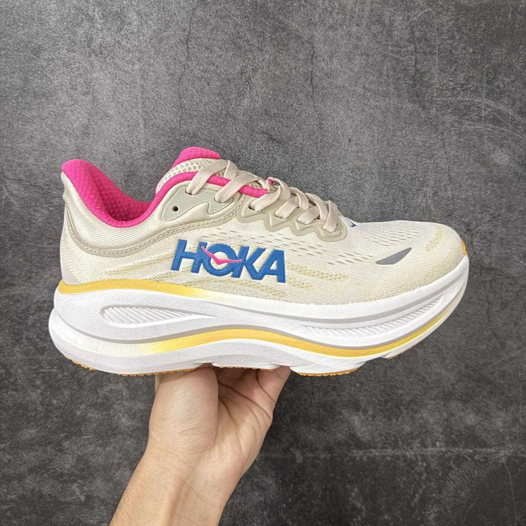 【纯原版】HOKA ONE ONE Bondi 9 邦迪九代舒适防滑耐磨低帮休闲跑步鞋 HOKA ONE ONE是来自美国的跑步鞋知名品牌,创立于2009年,始终致力于为所有跑者提供更新、更好的跑步装备。相比常规跑鞋,HOKA ONE ONE特别研发使用性能独特的几何形跑鞋中底,此种鞋底更厚、更高、回弹性也更好,除了卓越的缓冲性能,它还能內各种阶段的跑者带来更具动感、更加稳定的跑步体验。HOKAONE ONE从设计之初就清楚意识到,要保证跑者步幅的均匀一致,双脚自然而然的运动至关重要。 尺码:36 36.5 37.5 38 38.5 39 40 40.5 41 42 42.5 43 44 44.5 45-选品中心