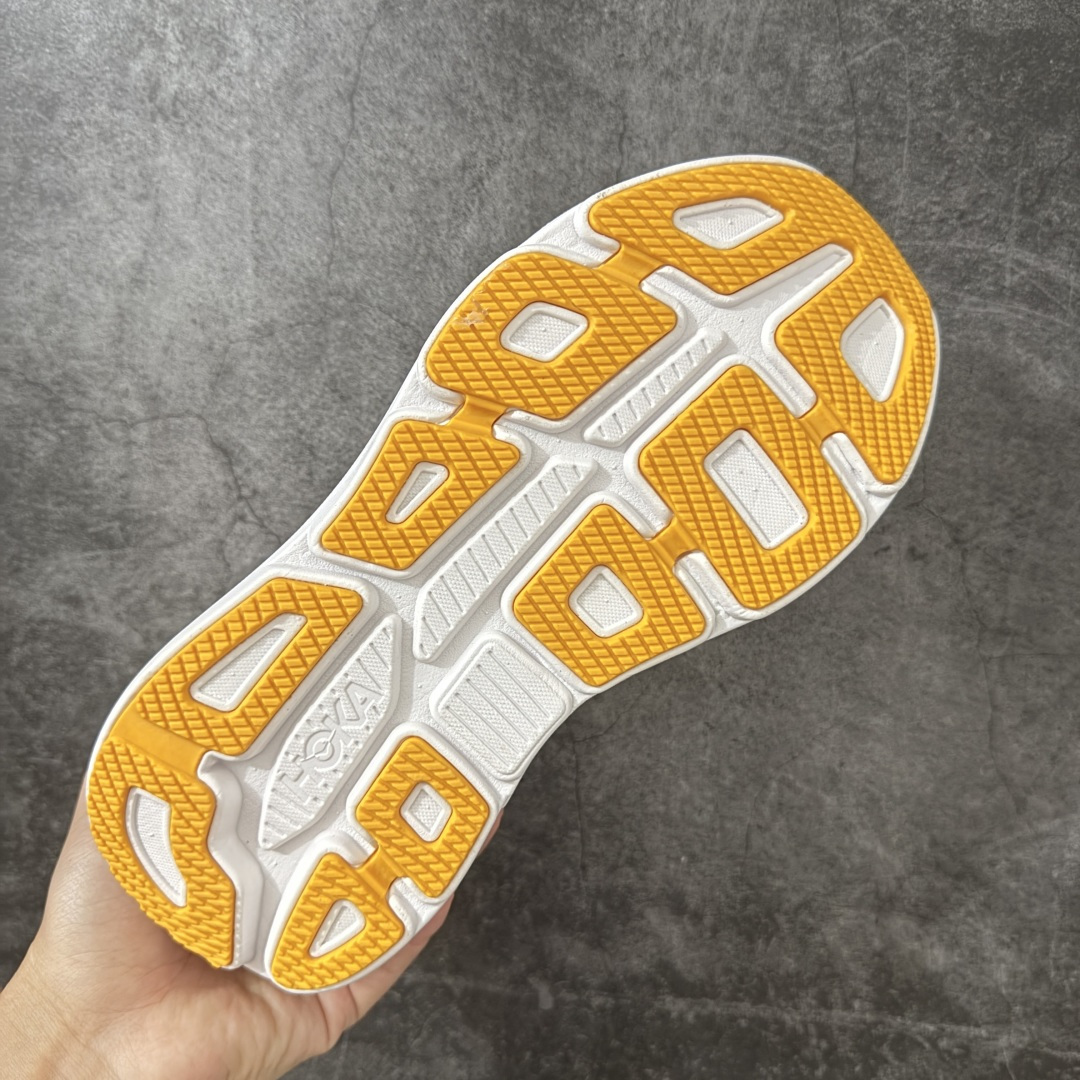 图片[9]-【纯原版】HOKA ONE ONE Bondi 9 邦迪九代舒适防滑耐磨低帮休闲跑步鞋 HOKA ONE ONE是来自美国的跑步鞋知名品牌，创立于2009年，始终致力于为所有跑者提供更新、更好的跑步装备。相比常规跑鞋，HOKA ONE ONE特别研发使用性能独特的几何形跑鞋中底，此种鞋底更厚、更高、回弹性也更好，除了卓越的缓冲性能，它还能內各种阶段的跑者带来更具动感、更加稳定的跑步体验。HOKAONE ONE从设计之初就清楚意识到，要保证跑者步幅的均匀一致，双脚自然而然的运动至关重要。 尺码：36 36.5 37.5 38 38.5 39 40 40.5 41 42 42.5 43 44 44.5 45-选品中心