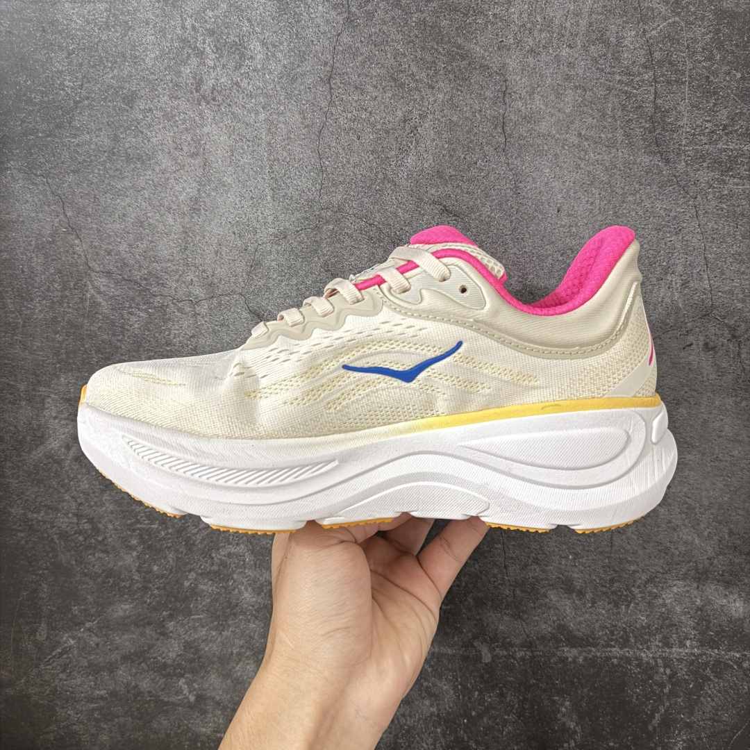 图片[2]-【纯原版】HOKA ONE ONE Bondi 9 邦迪九代舒适防滑耐磨低帮休闲跑步鞋 HOKA ONE ONE是来自美国的跑步鞋知名品牌，创立于2009年，始终致力于为所有跑者提供更新、更好的跑步装备。相比常规跑鞋，HOKA ONE ONE特别研发使用性能独特的几何形跑鞋中底，此种鞋底更厚、更高、回弹性也更好，除了卓越的缓冲性能，它还能內各种阶段的跑者带来更具动感、更加稳定的跑步体验。HOKAONE ONE从设计之初就清楚意识到，要保证跑者步幅的均匀一致，双脚自然而然的运动至关重要。 尺码：36 36.5 37.5 38 38.5 39 40 40.5 41 42 42.5 43 44 44.5 45-选品中心
