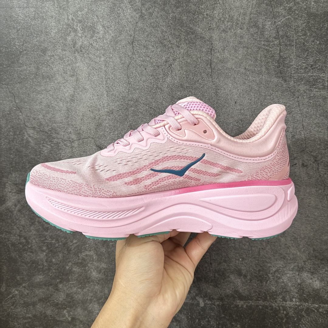 图片[2]-【纯原版】HOKA ONE ONE Bondi 9 邦迪九代舒适防滑耐磨低帮休闲跑步鞋 HOKA ONE ONE是来自美国的跑步鞋知名品牌，创立于2009年，始终致力于为所有跑者提供更新、更好的跑步装备。相比常规跑鞋，HOKA ONE ONE特别研发使用性能独特的几何形跑鞋中底，此种鞋底更厚、更高、回弹性也更好，除了卓越的缓冲性能，它还能內各种阶段的跑者带来更具动感、更加稳定的跑步体验。HOKAONE ONE从设计之初就清楚意识到，要保证跑者步幅的均匀一致，双脚自然而然的运动至关重要。 尺码：36 36.5 37.5 38 38.5 39 40 40.5 41 42 42.5 43 44 44.5 45-选品中心