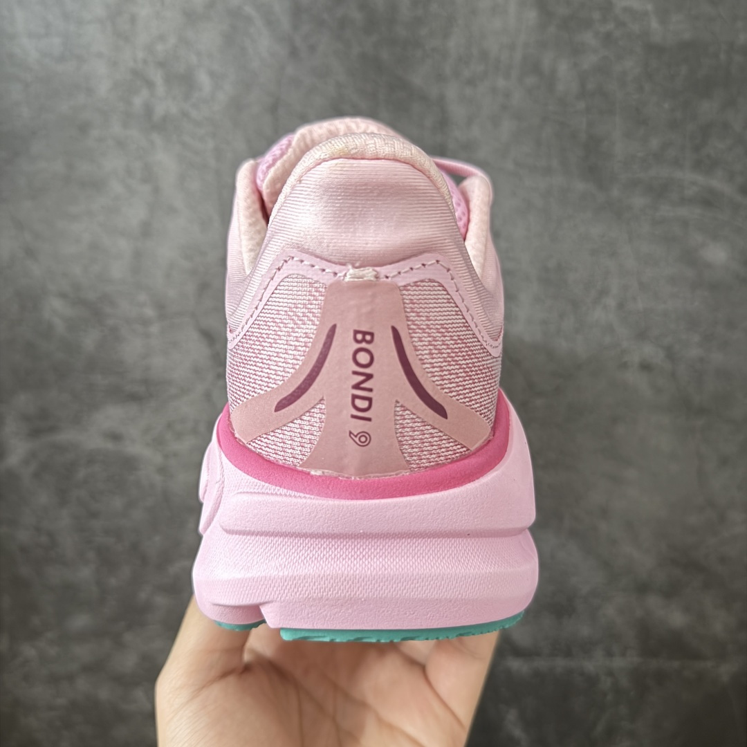 图片[4]-【纯原版】HOKA ONE ONE Bondi 9 邦迪九代舒适防滑耐磨低帮休闲跑步鞋 HOKA ONE ONE是来自美国的跑步鞋知名品牌，创立于2009年，始终致力于为所有跑者提供更新、更好的跑步装备。相比常规跑鞋，HOKA ONE ONE特别研发使用性能独特的几何形跑鞋中底，此种鞋底更厚、更高、回弹性也更好，除了卓越的缓冲性能，它还能內各种阶段的跑者带来更具动感、更加稳定的跑步体验。HOKAONE ONE从设计之初就清楚意识到，要保证跑者步幅的均匀一致，双脚自然而然的运动至关重要。 尺码：36 36.5 37.5 38 38.5 39 40 40.5 41 42 42.5 43 44 44.5 45-选品中心