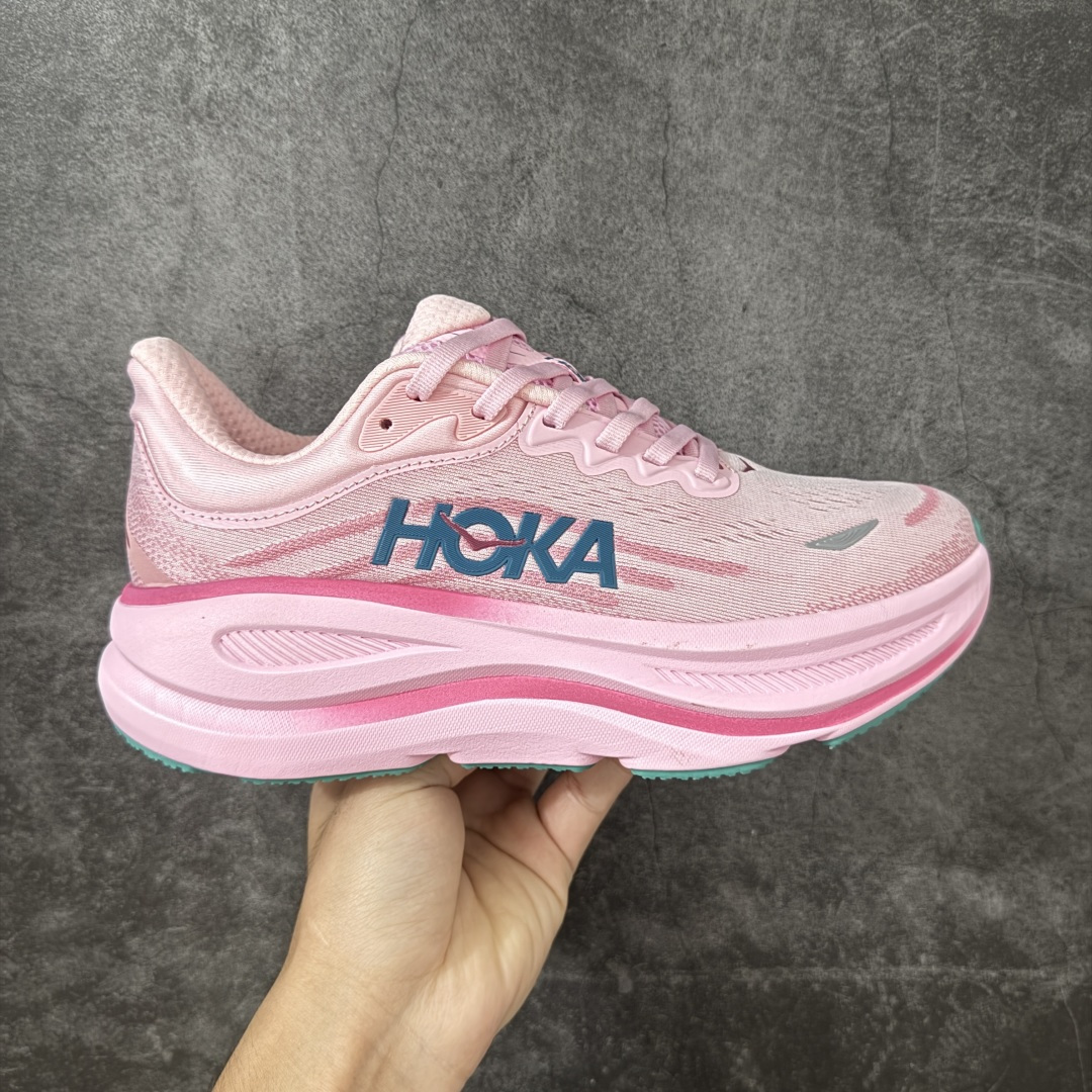 【纯原版】HOKA ONE ONE Bondi 9 邦迪九代舒适防滑耐磨低帮休闲跑步鞋 HOKA ONE ONE是来自美国的跑步鞋知名品牌,创立于2009年,始终致力于为所有跑者提供更新、更好的跑步装备。相比常规跑鞋,HOKA ONE ONE特别研发使用性能独特的几何形跑鞋中底,此种鞋底更厚、更高、回弹性也更好,除了卓越的缓冲性能,它还能內各种阶段的跑者带来更具动感、更加稳定的跑步体验。HOKAONE ONE从设计之初就清楚意识到,要保证跑者步幅的均匀一致,双脚自然而然的运动至关重要。 尺码:36 36.5 37.5 38 38.5 39 40 40.5 41 42 42.5 43 44 44.5 45-选品中心