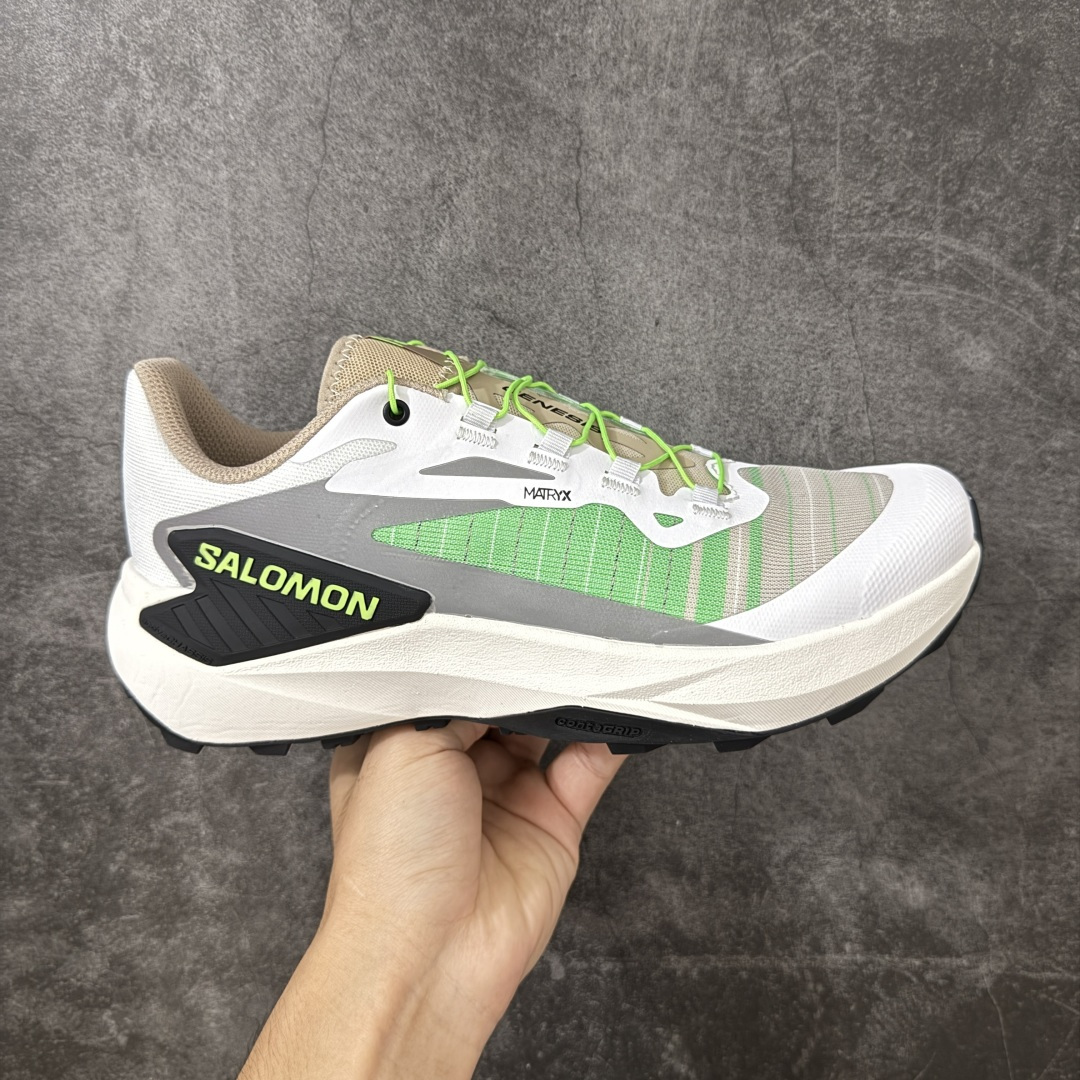 【公司级】SALOMON萨洛蒙 GENESIS 舒适减震透气 低帮越野跑鞋 中短距离越野速度利器 流线型设计出街或跑山都自带高级感 实战表现硬核:极致包裹与防滑 Matryx鞋面强韧抗撕裂,搭配Quicklace快速系带,一拉即紧。下坡时包裹感极佳,完全不担心黑脚趾; Contagrip大底抓地力在线,碎石路面也能稳稳把控。 -路感清晰,推进力强:EnergyFOAM中底不算夸张厚,但回弹干脆。配合后跟TPU稳定片,侧向支撑极高,提速和变向非常灵敏。鞋楦偏窄且前掌不宽,高脚背或宽脚星人强烈建议买大半码到一码,预留防顶脚空间。 适用场景:专为50km以内的中短距离设计。前掌偏薄,超长距离后半程可能会觉得缓震不足;大体重跑者建议仅用于短距离训练。 这是一双轻巧、灵活、适合进阶跑者冲成绩的短距离利器,路感和下坡能力越强的人越会爱它! 货号:478809 28 尺码:36 36.5 37.5 38 38.5 39 40 40.5 41 42 42.5 43 44 44.5 45-选品中心