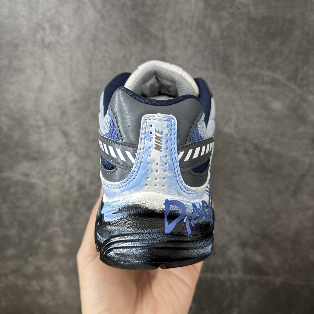 图片[4]-【手绘定制版】Nike V5 RNR 手工绘制恶作剧涂鸦 复古做旧 解构绑带 舒适百搭防滑耐磨 低帮跑步鞋 此款为人工手绘定制图案 原版基于Nike RNR 修改款 加以创意定制 完美品质做工 个性十足 原厂原档案数据开发 原盒包装 舒适有型适合日常穿着 该鞋款延续千禧年经典设计搭载泡绵中底厚实而轻盈 匠心细节巧搭立体耐克勾标志焕新演绎复古跑鞋 货号：394055-102 尺码：36-45带半码-选品中心